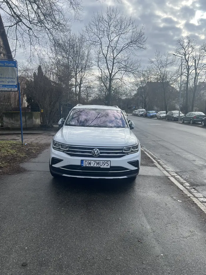 Parkowanie na całości chodnika serio? Powinni takich tłuków smażyć w piekle albo przynajmniej rysować kluczami karoserię