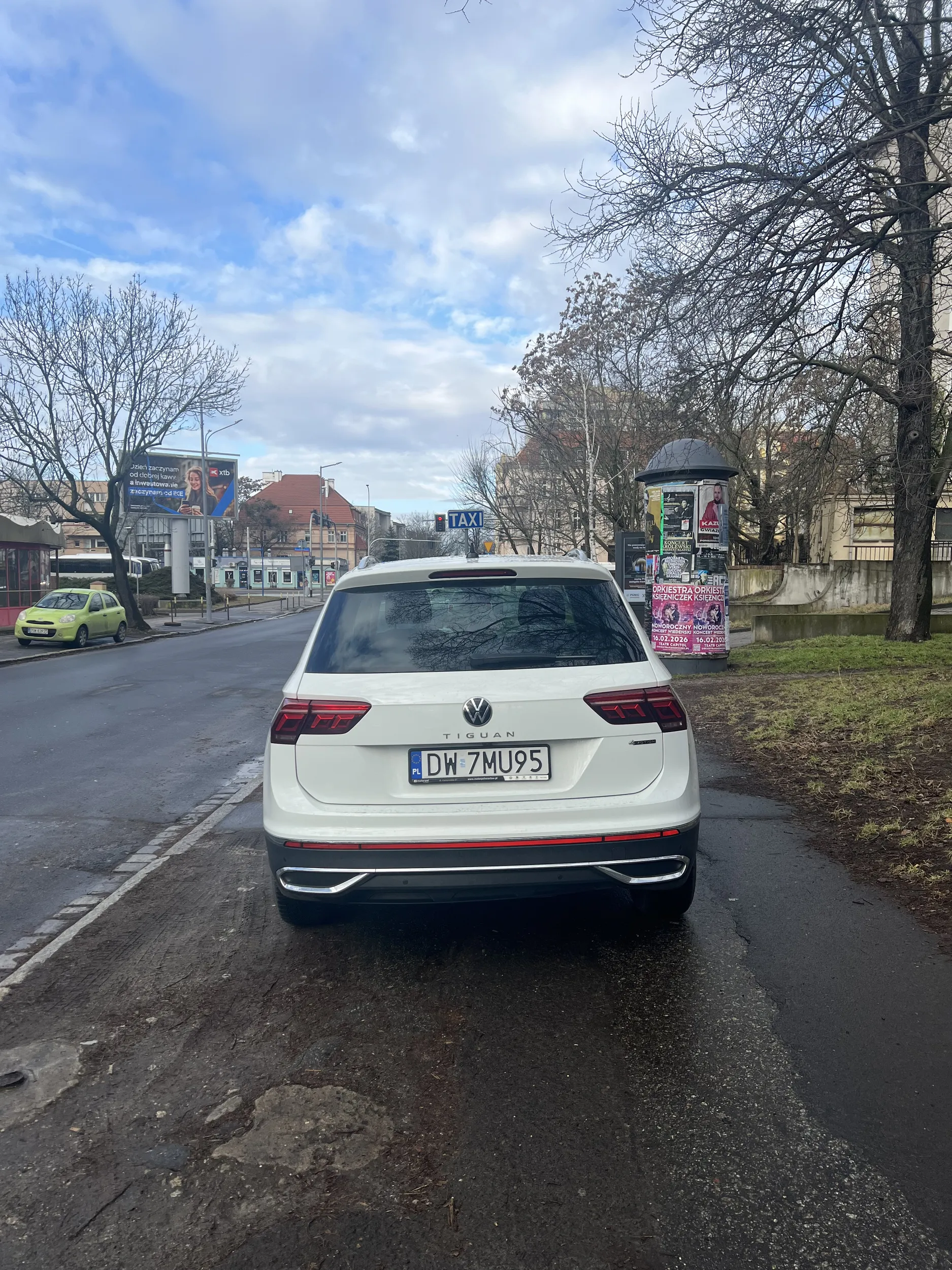 Parkowanie na całości chodnika serio? Powinni takich tłuków smażyć w piekle albo przynajmniej rysować kluczami karoserię