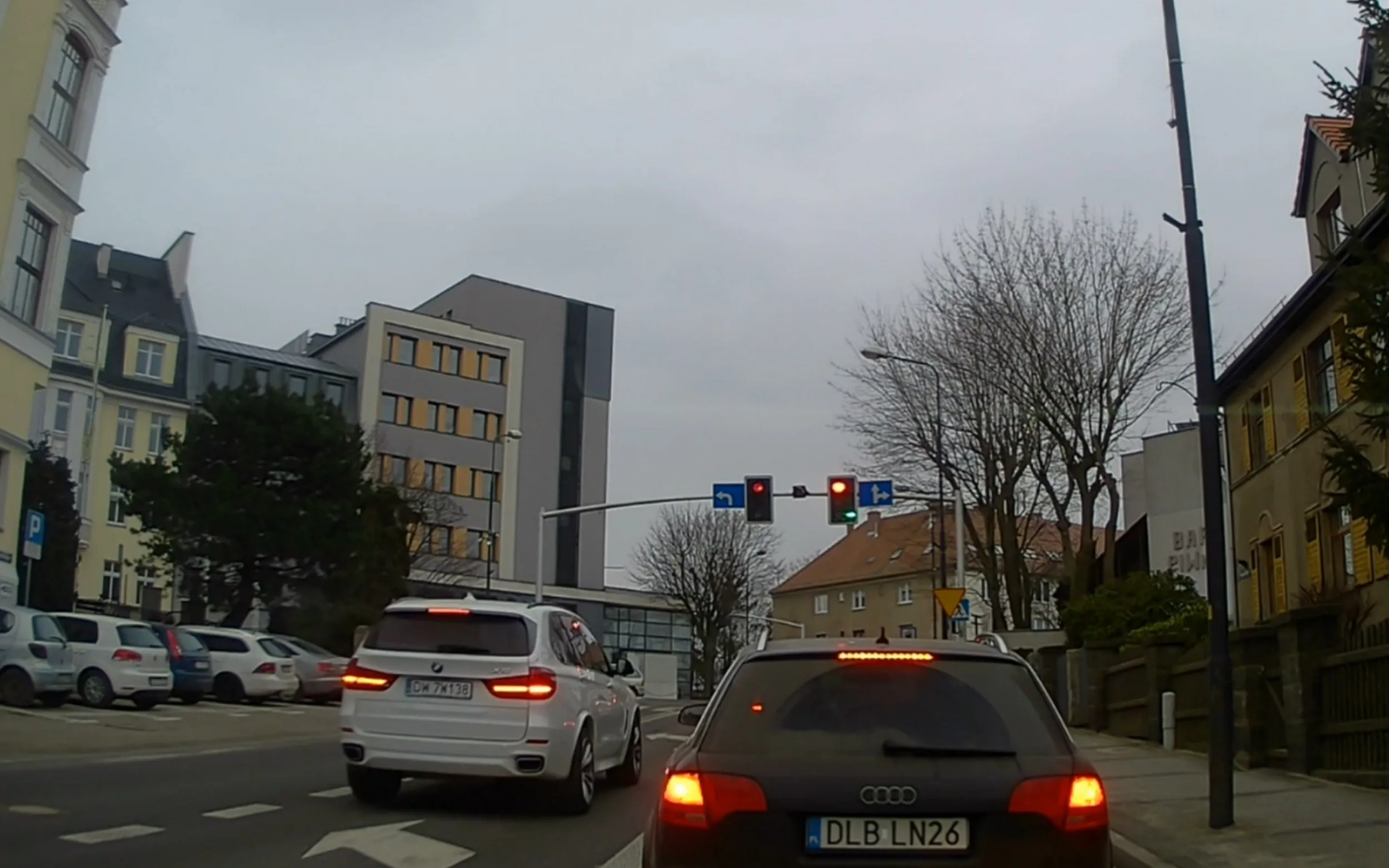 Jedzie w prawo z lewego pasa