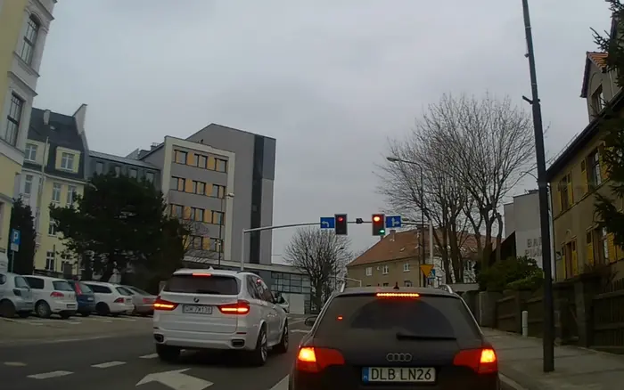 Jedzie w prawo z lewego pasa