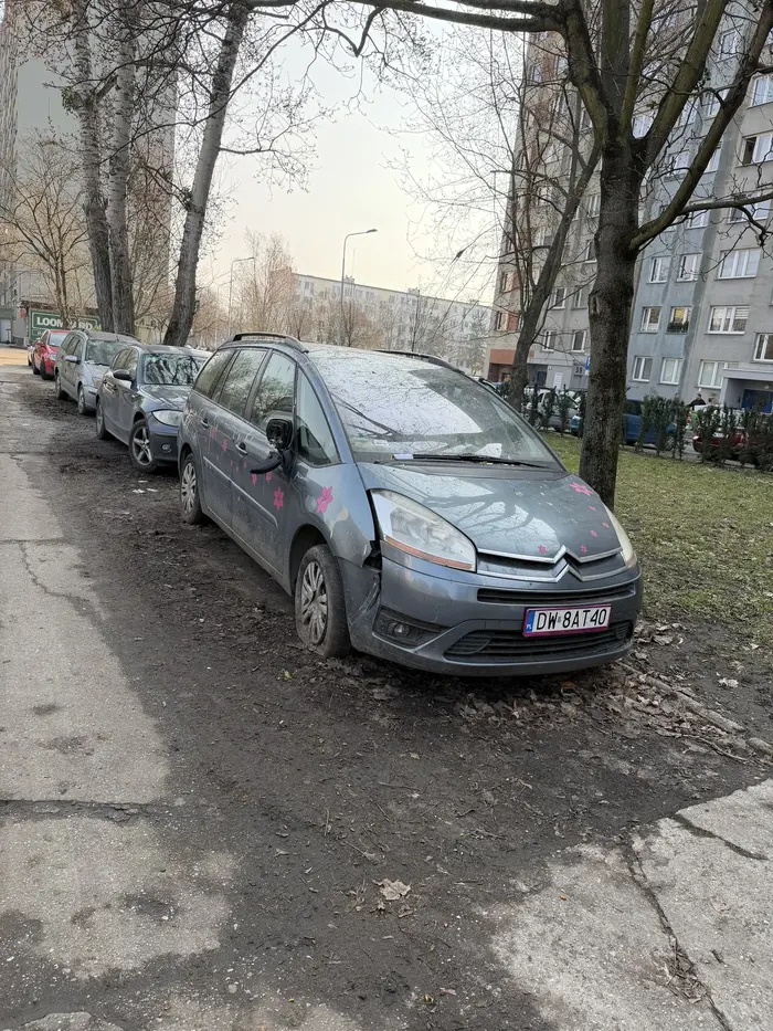 Jakie ładne auto było a teraz porzucone stoi na moim blokowisku