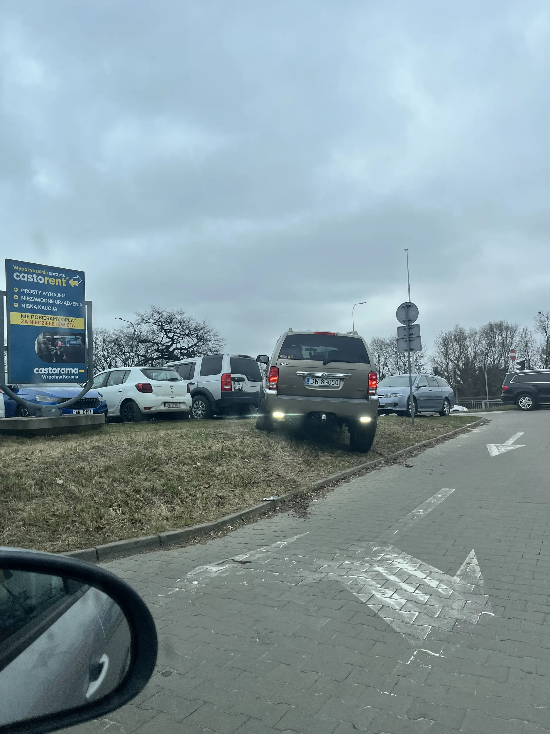 Pojazd rozjechał pas zieleni pod Castorama na Krzywoustego we Wrocławiu.