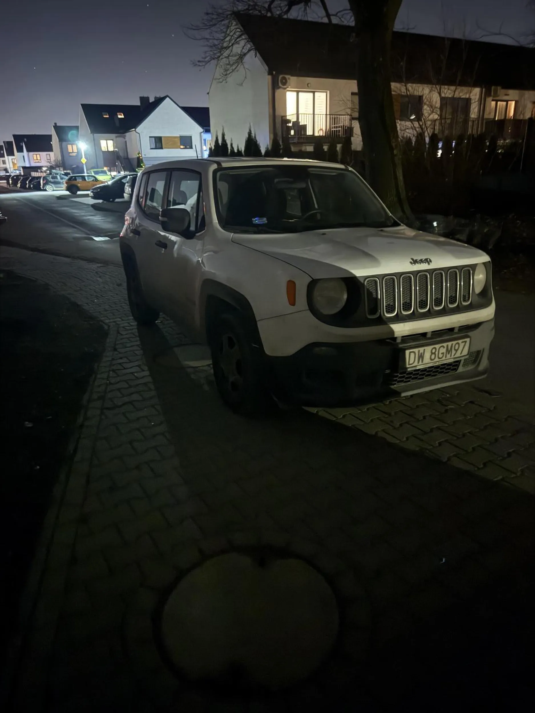 Bezczelna baba z białego jeepa DW8GM97 parkuje notorycznie na chodniku albo blokuje przejazd parkując w miejscach do tego nieprzeznaczonych.