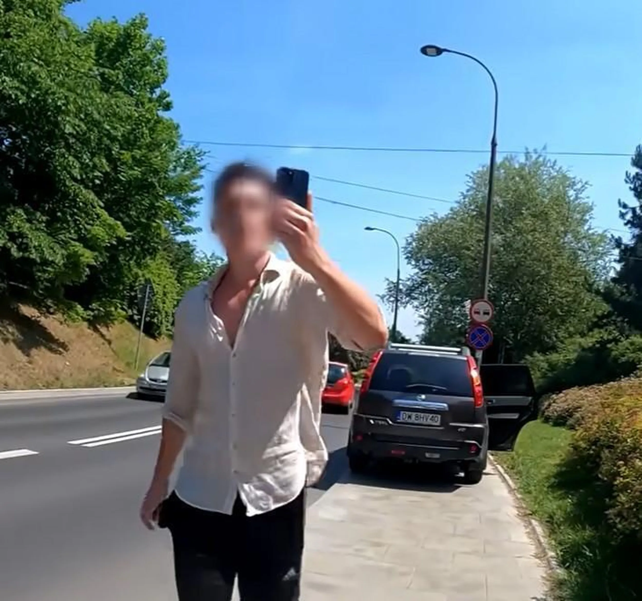 Psikuta parkuje na chodniku.