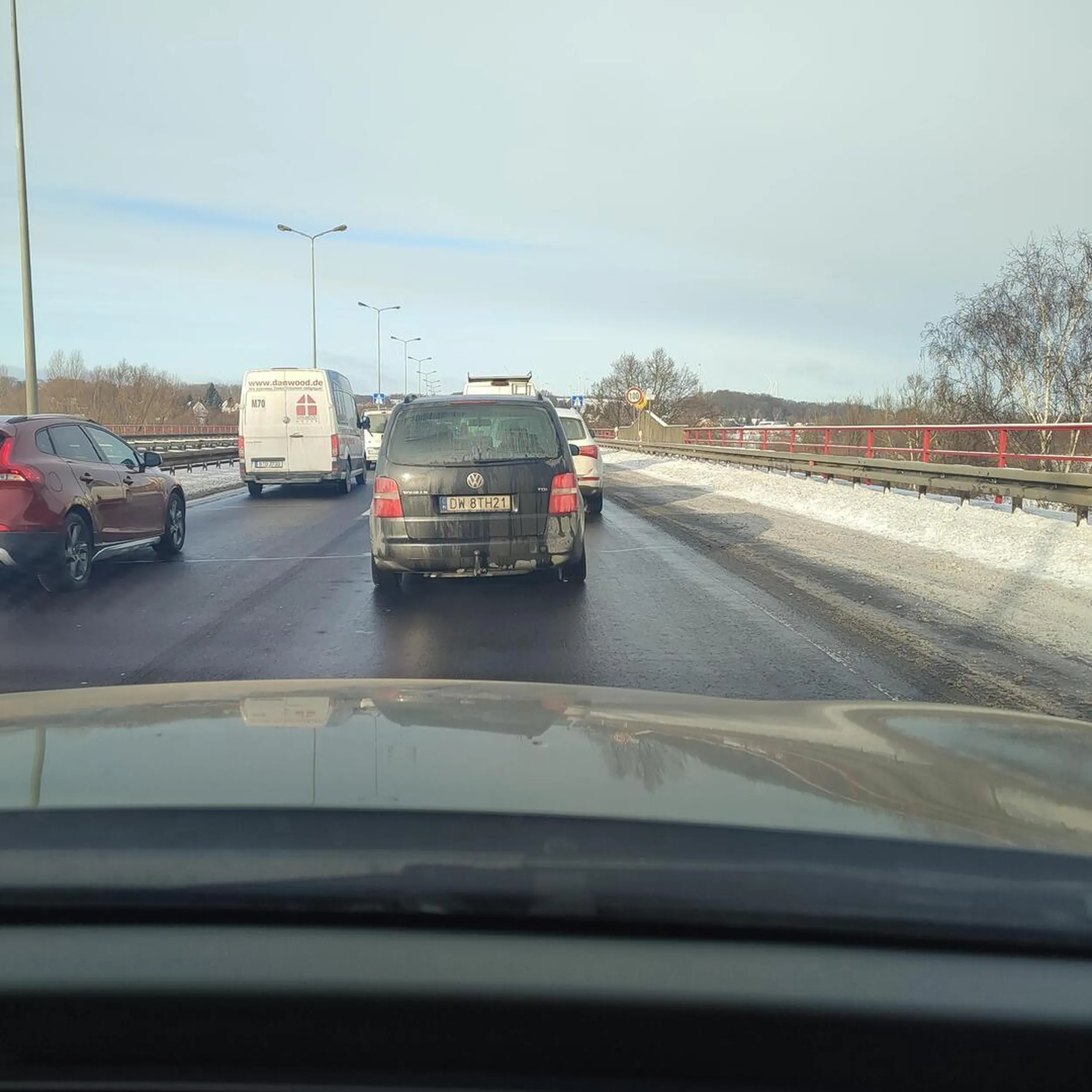 Uwaga,  zajeżdża drogę z pasa awaryjnego i ostro hamuje. Pokazuje środkowy palec i obraża.