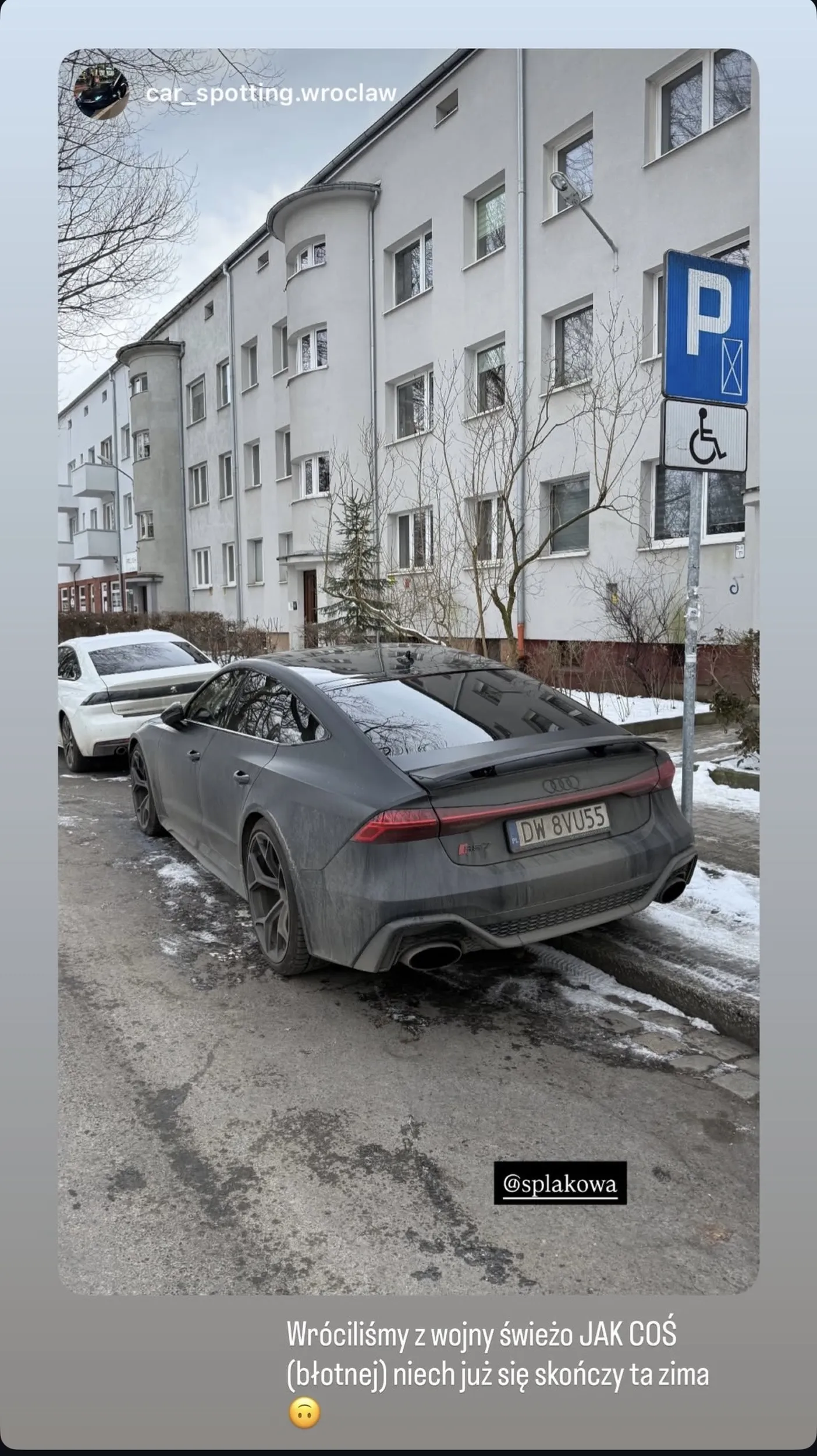 Parkuje na miejscu dla osób niepełnosprawnych