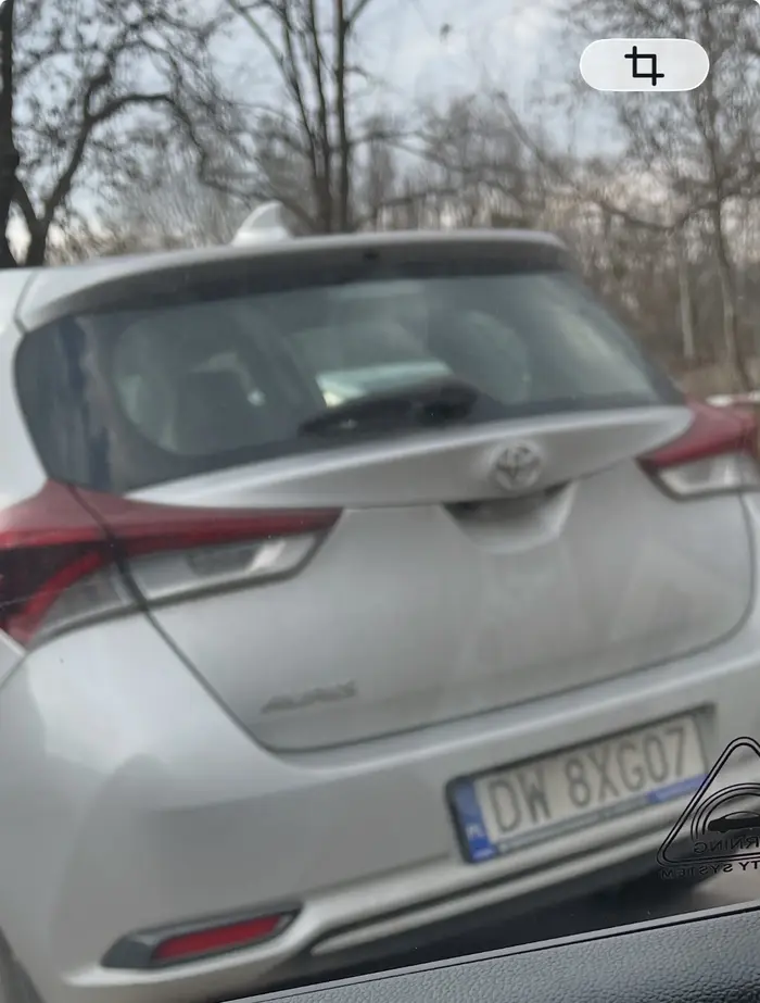 Kobieta obija auta drzwiami nie polecam po zwróceniu uwagi udaję że nie słyszy i ucieka do sklepu szybko żałosna ☹️