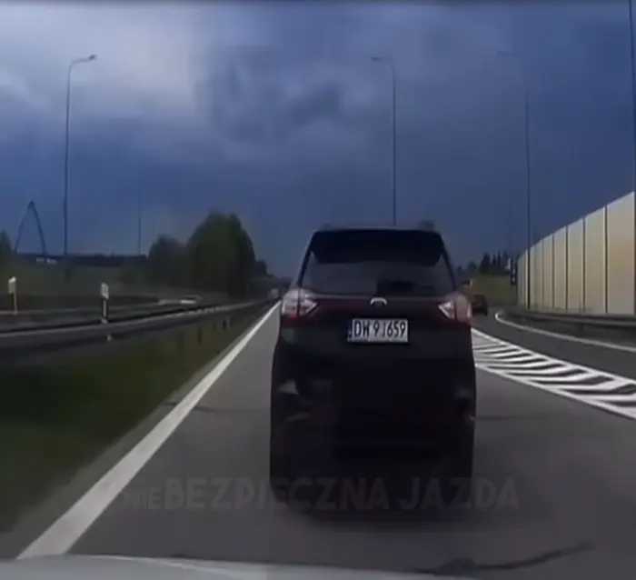 Niech odda prawo jazdy jesli jeszcze nie odsal huj posrany