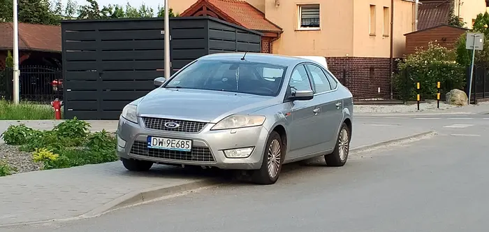 Pan notorycznie staje na chodniku zostawiając bardzo mało miejsca dla pieszych.Np:osoby na wózku lub rodzice z małymi dziećmi w wózku muszą chodzić jezdnią