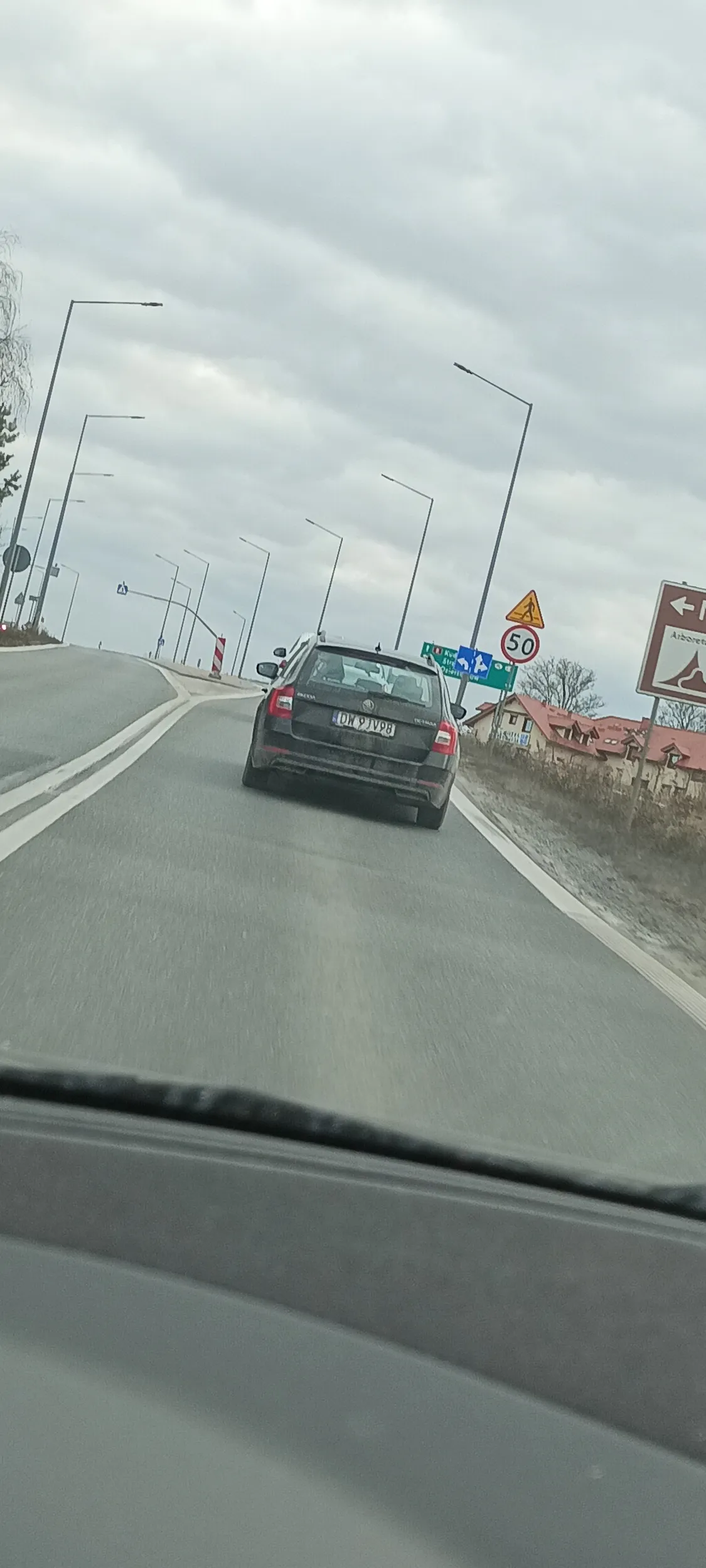 Paniusie za kierownicą stwarzające zagrożenie na drodze. Wyprzedzanie na linii ciągłej i skrzyżowaniu, znaczne przekroczenie prędkości poza terenem zabudowanym