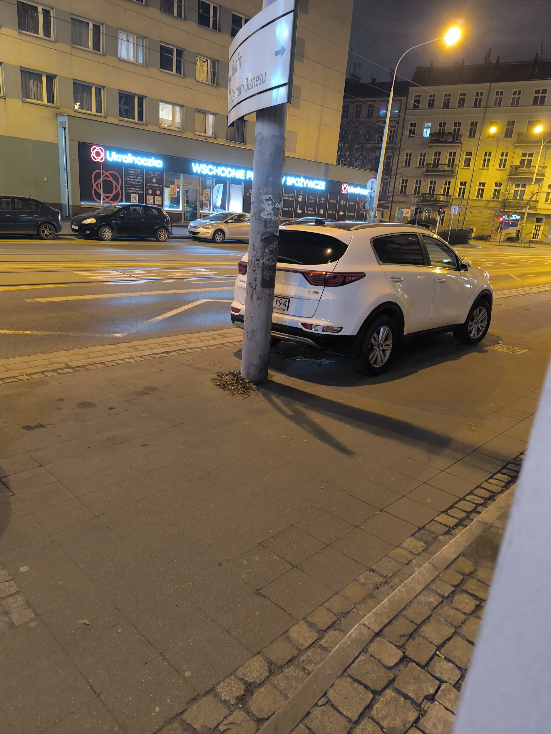 To naprawdę zaczyna się robić nudne. Przypominam, że to jest chodnik i to w dodatku przystanek tramwajowy.