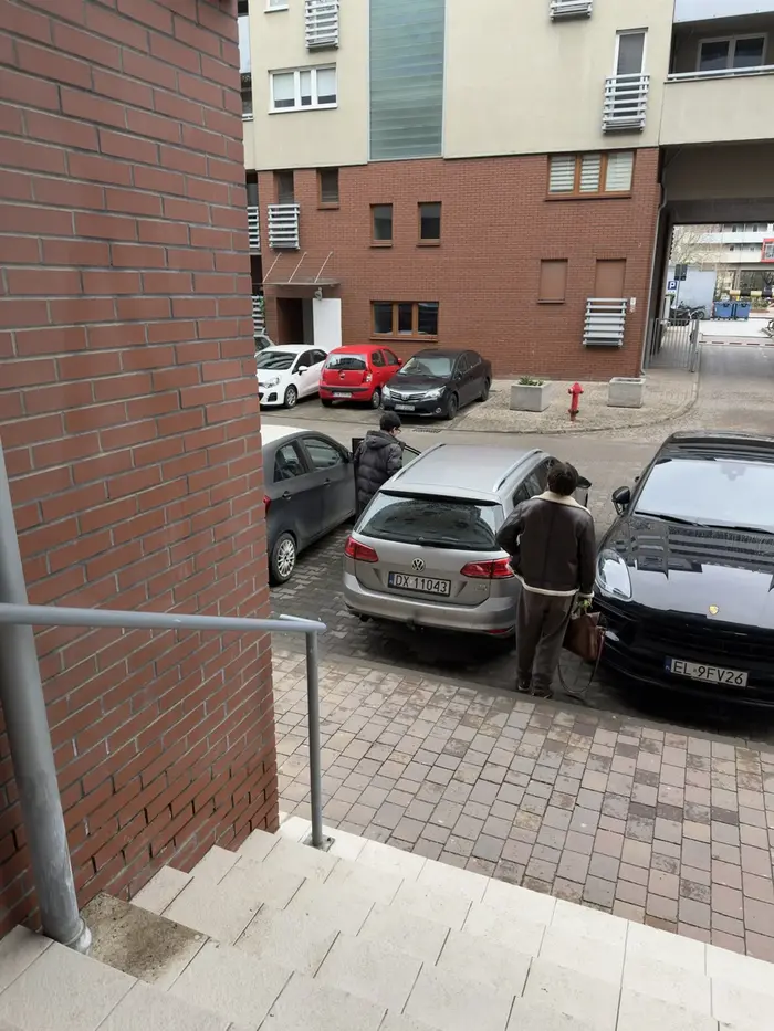 Kierowca wyrzucił peta obok auta. Po zwróceniu uwagi i prośbę aby po sobie posprzątał oznajmił, że “posprząta osoba do sprzątania”. Po tym odjechał.