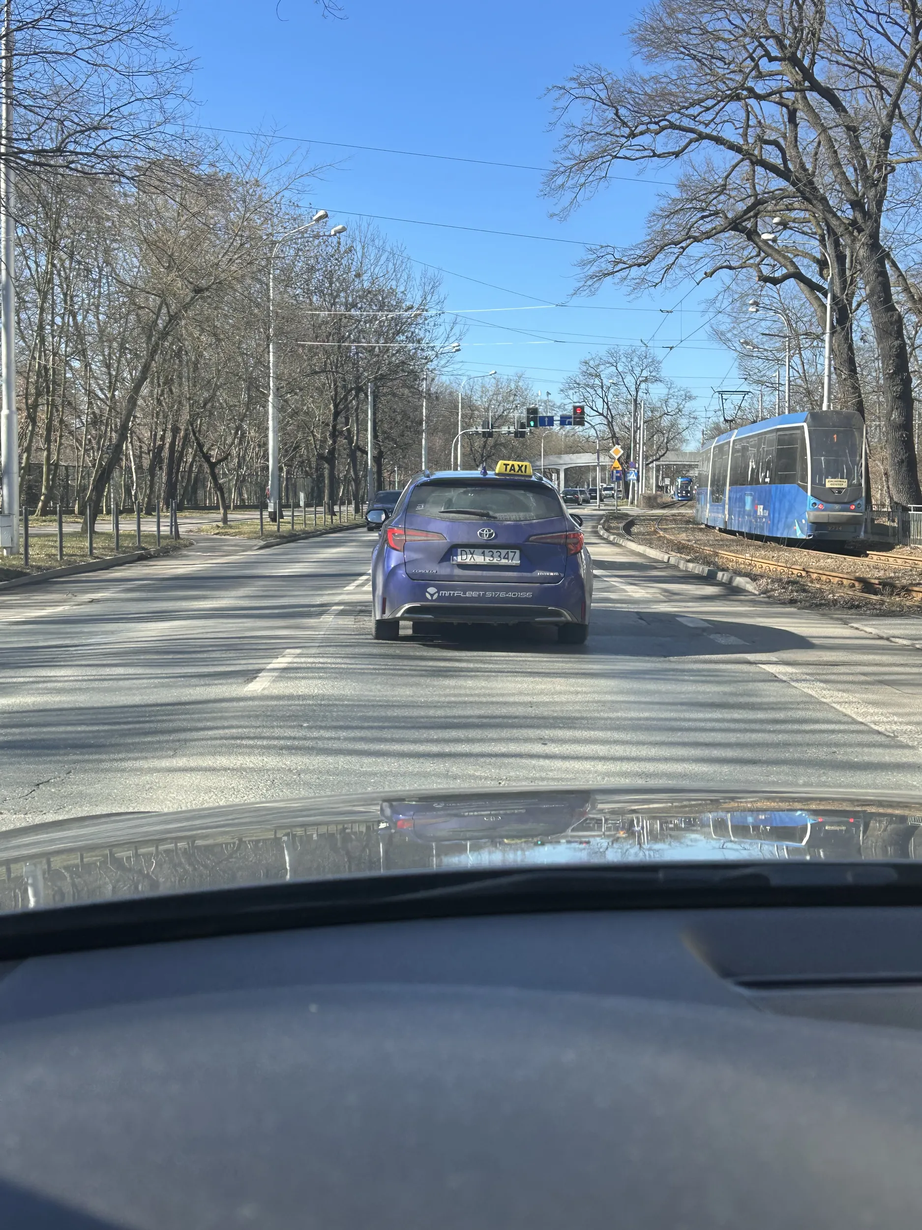 Kierujący taksówką wymusza pierwszeństwo po czym specjalnie ostro hamuje by w niego przywalić