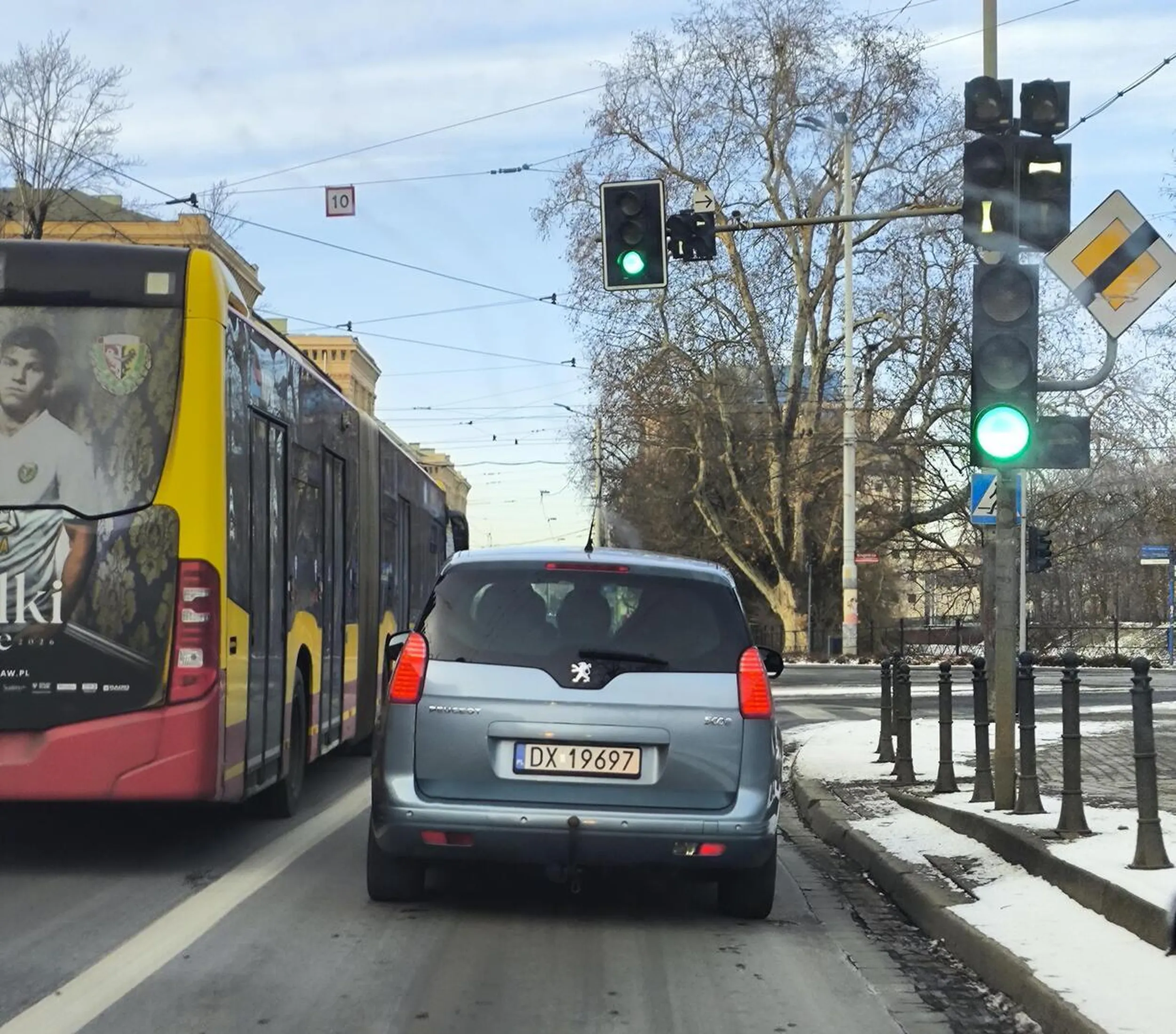 Upośledzony kierowca nie wie gdzie jest prawa i lewa strona w takim wieku to już wstyd, (może jakąś chorobę ma)