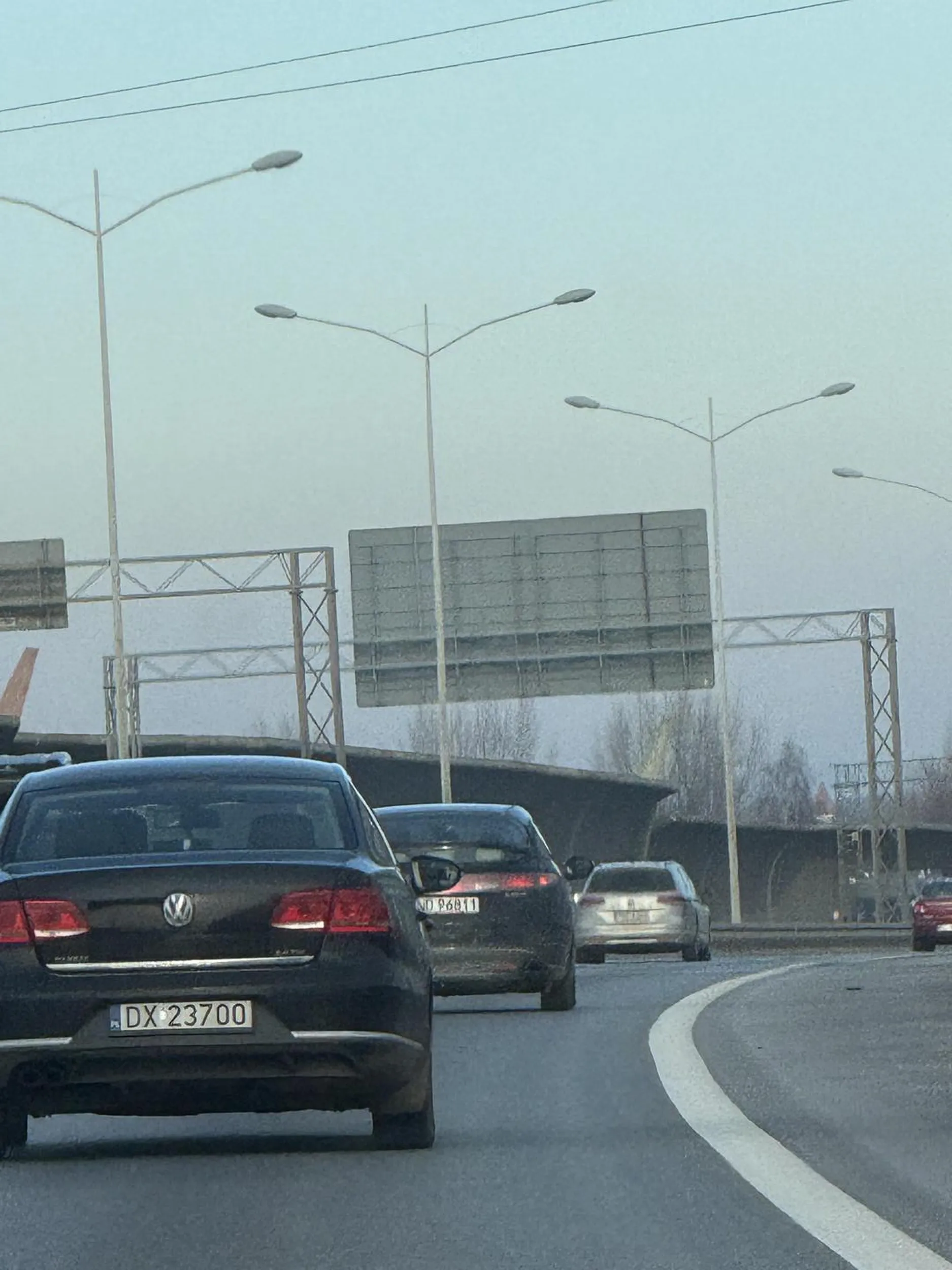 Pan przyspiesza na obwodnicy Wrocławia, gdy ktoś chce zmienić pas na jego. Stwarza niebezpieczne sytuacje, po co? Jechaliśmy z małym dzieckiem w foteliku, ludzie naprawdę bądźmy mądrzy na drogach.