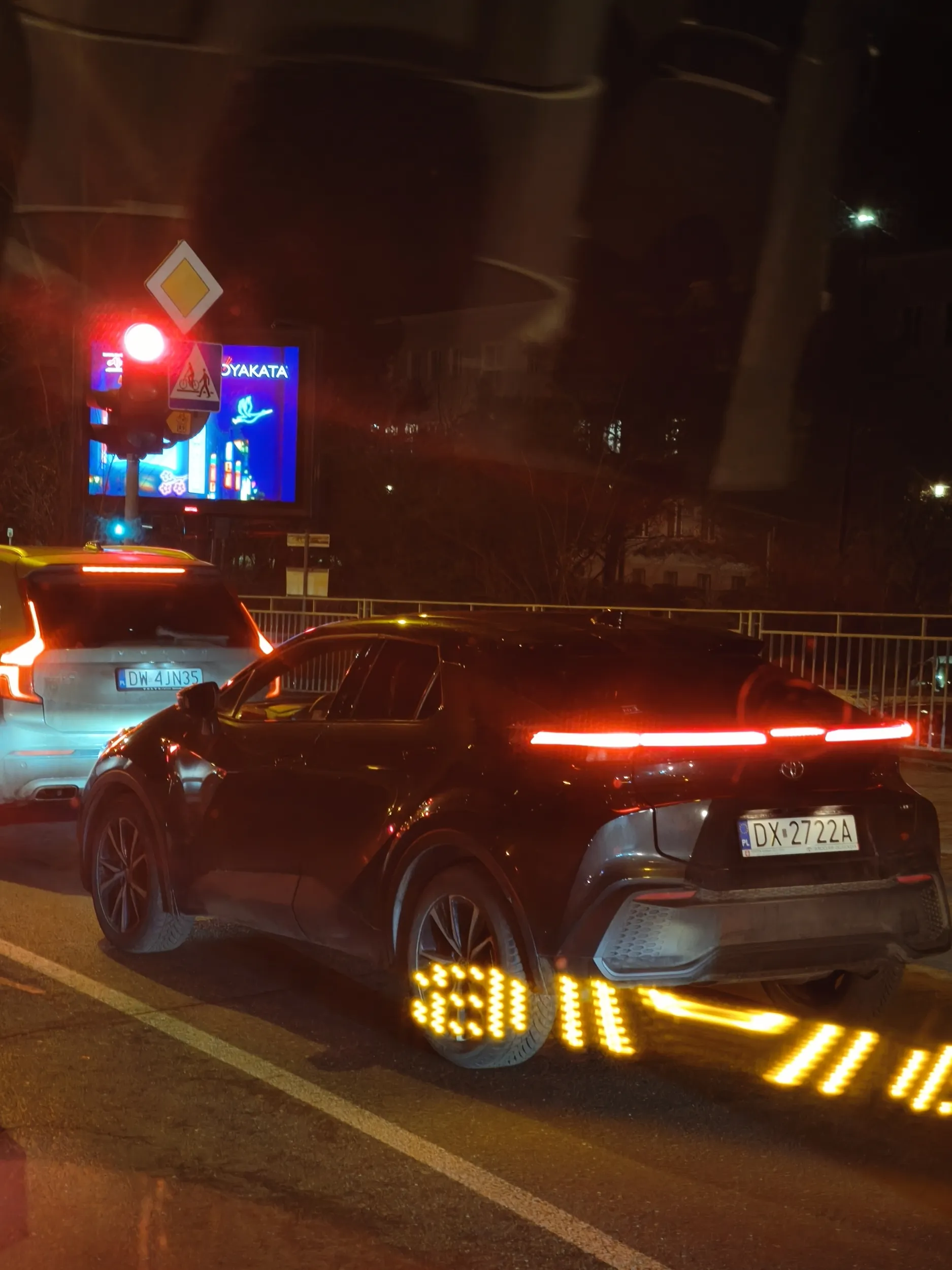 Kierowca niech odda prawko. Przejeżdża na czerwonym świetle i ładuje się przed tramwaj. Wrocław most Szczytnicki.