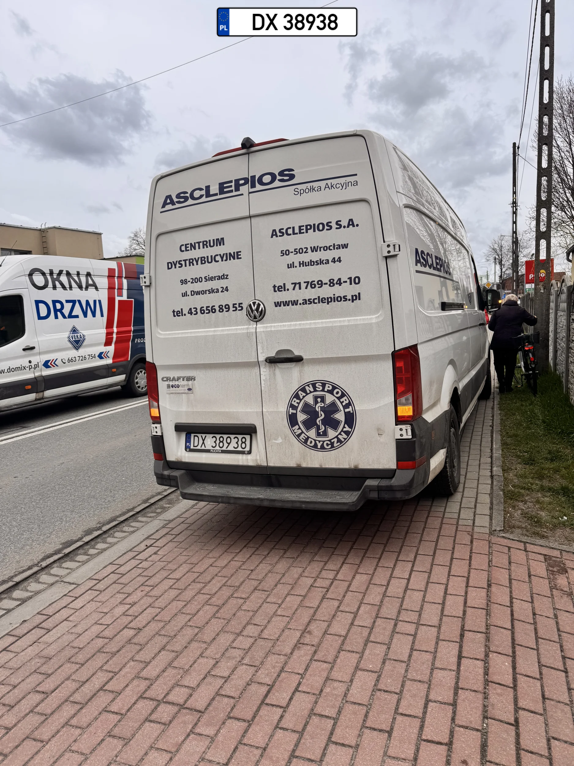 Zapakował na chodniku ( mimo że obok jest wjazd na posesję do której wchodził oraz 100m dalej darmowy pusty parking) po zwr