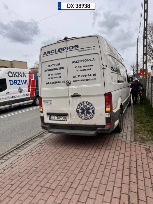 Zapakował na chodniku ( mimo że obok jest wjazd na posesję do której wchodził oraz 100m dalej darmowy pusty parking) po zwr