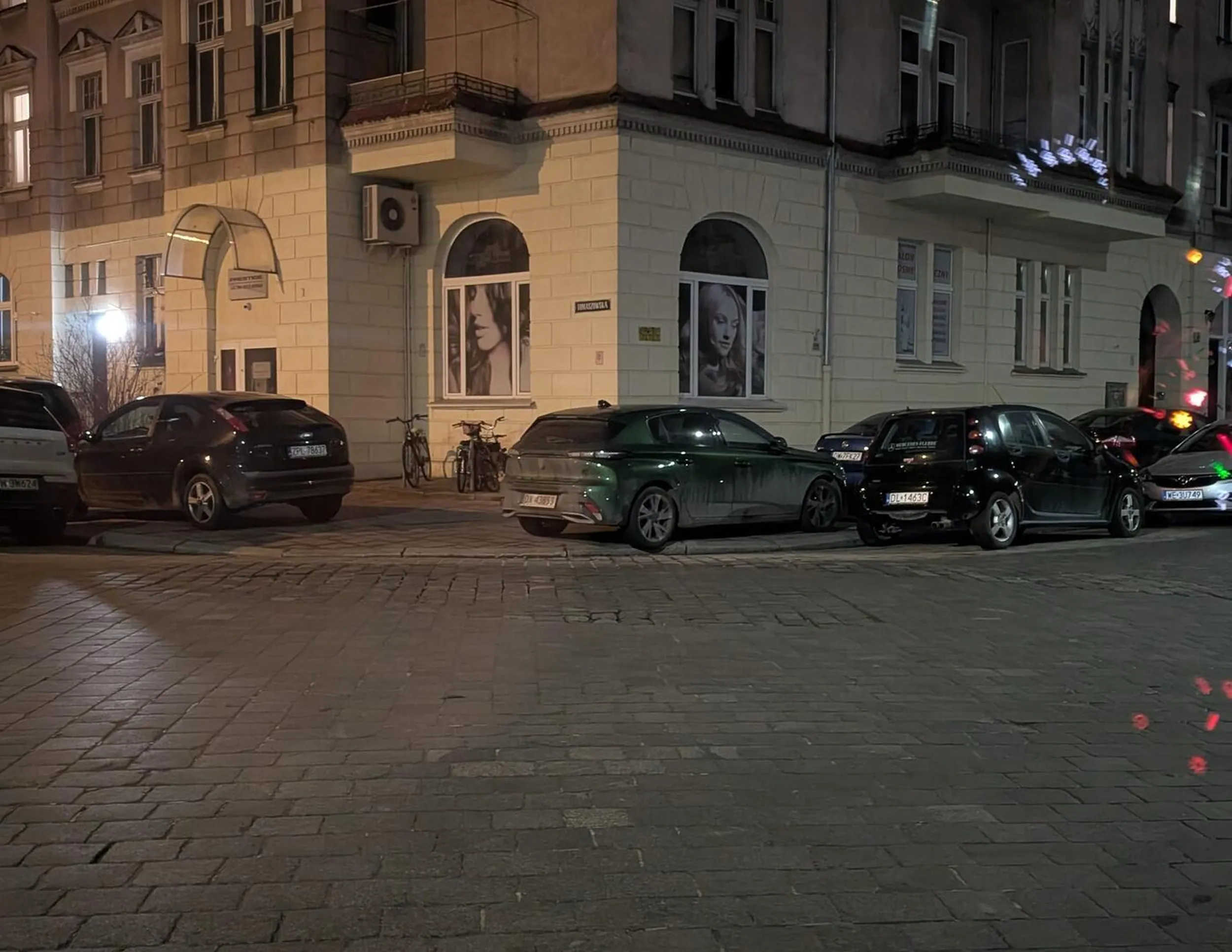 Naucz się myśleć podczas parkowania, zablokowałeś wjazd na chodnik, przejście pieszym oraz zasłaniasz prawą stronę, której trzeba ustąpić pierwszeństwa i trzeba się prawie zatrzymać, a piesi wchodzący tuż zza auta na środek krzyżówki to też tak niezbyt bezpiecznie.