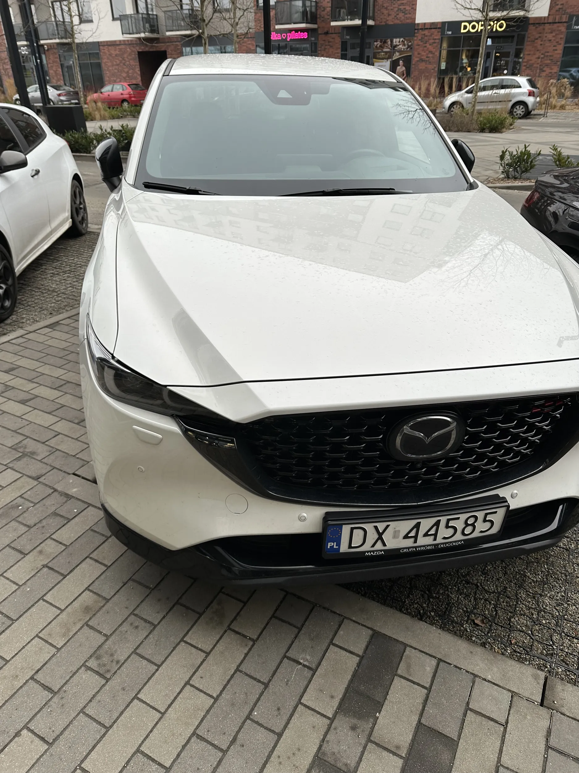 Nadal parkuje na chodniku