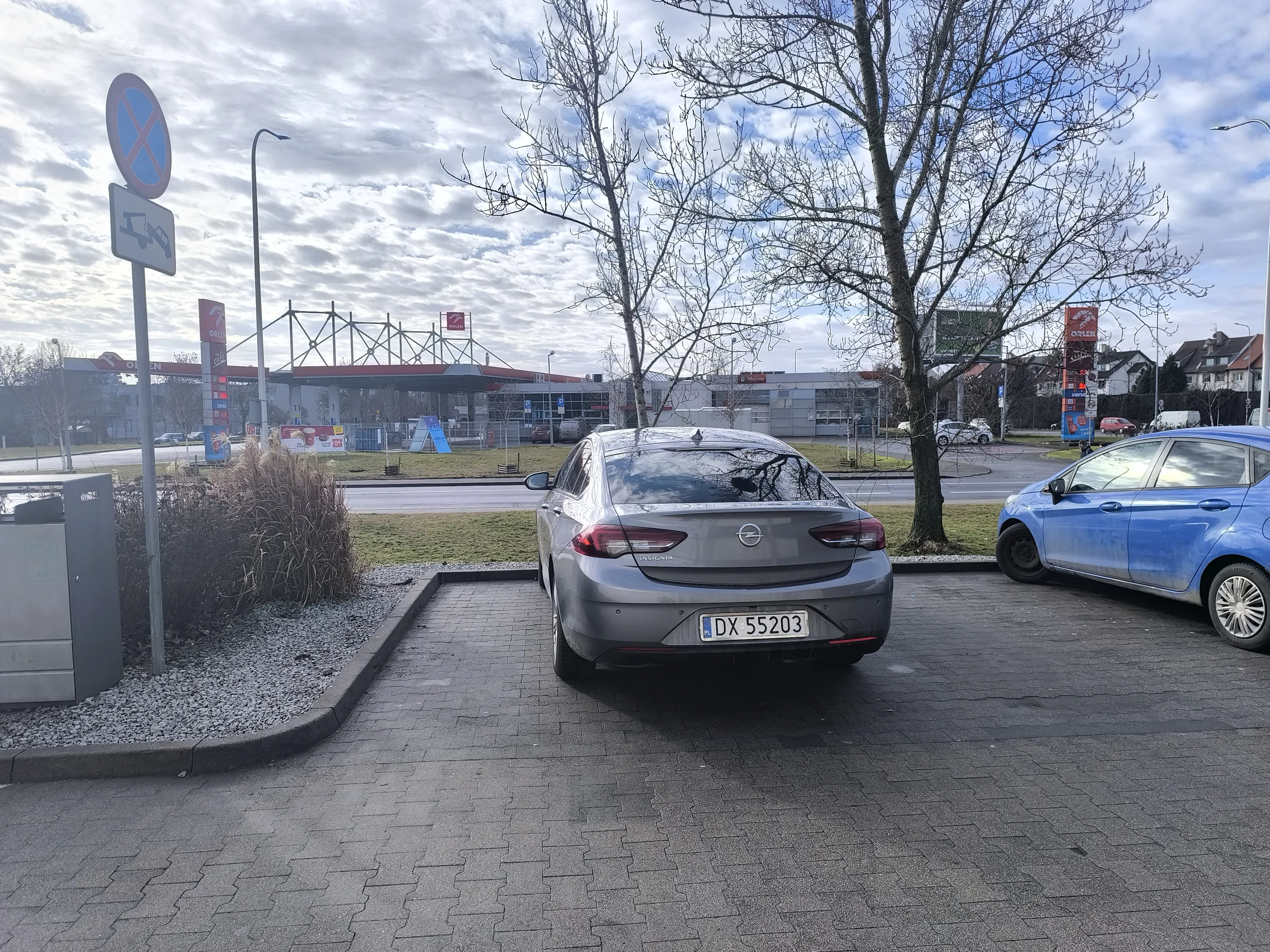 Parkuje daleko od krawędzi zajmując 2 miejsca. I totalna ignorancja gdy się mu zwraca uwagę.