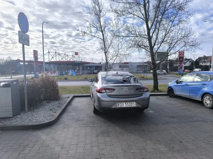 Parkuje daleko od krawędzi zajmując 2 miejsca. I totalna ignorancja gdy się mu zwraca uwagę.