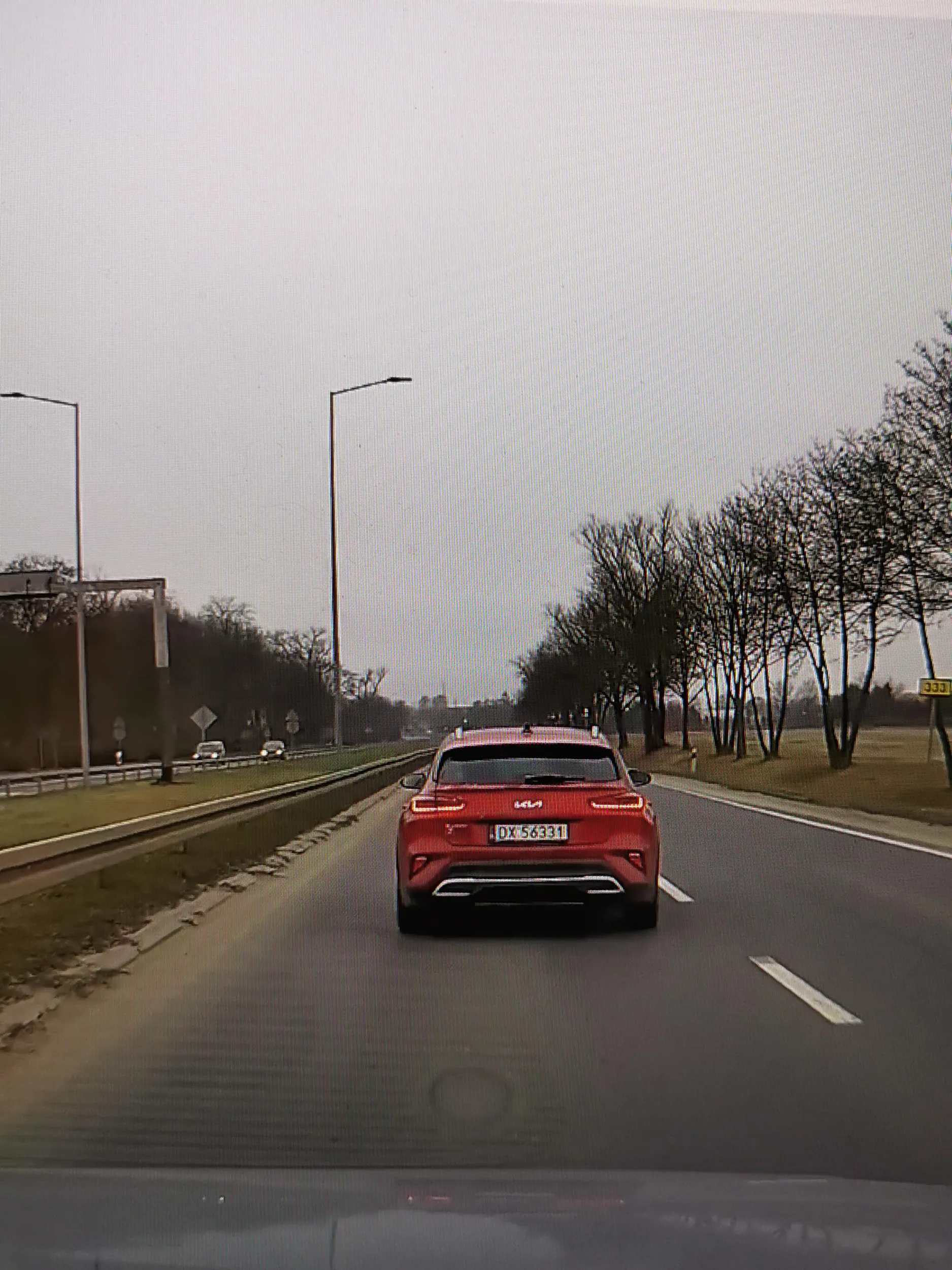 Ty typie jesteś jakiś nawiedzony??? Ruszyłem za nim spokojnie, koła mi zerwały przyczepność bi ślisko a ten mi rękami macha jak by nie wiem co się stało..odległość zachowana prędkość mała bo ruszaliśmy ze świateł. Sie gościu w łeb walnij. A ręce to na nie kierownicy.