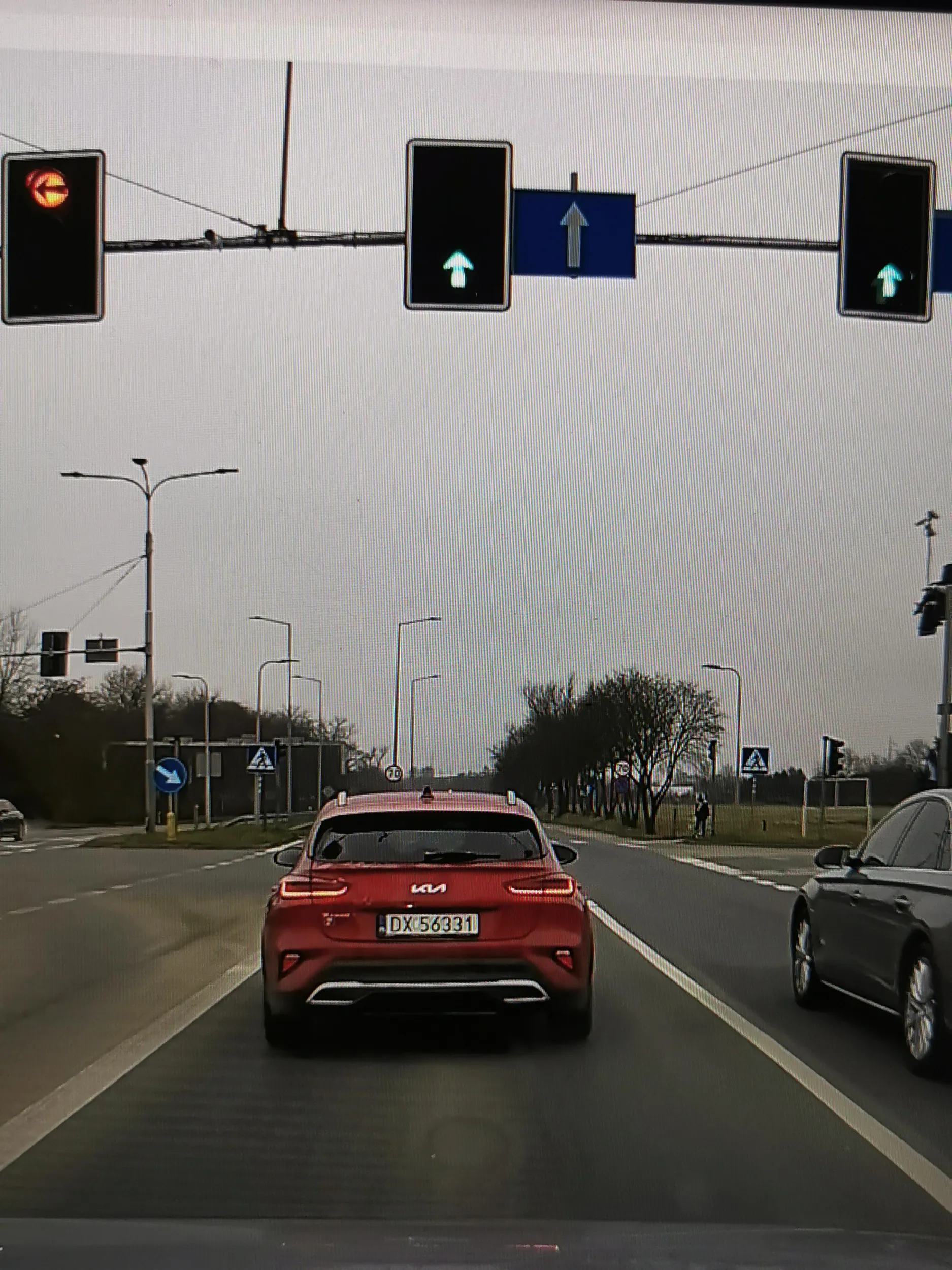 Ty typie jesteś jakiś nawiedzony??? Ruszyłem za nim spokojnie, koła mi zerwały przyczepność bi ślisko a ten mi rękami macha jak by nie wiem co się stało..odległość zachowana prędkość mała bo ruszaliśmy ze świateł. Sie gościu w łeb walnij. A ręce to na nie kierownicy.