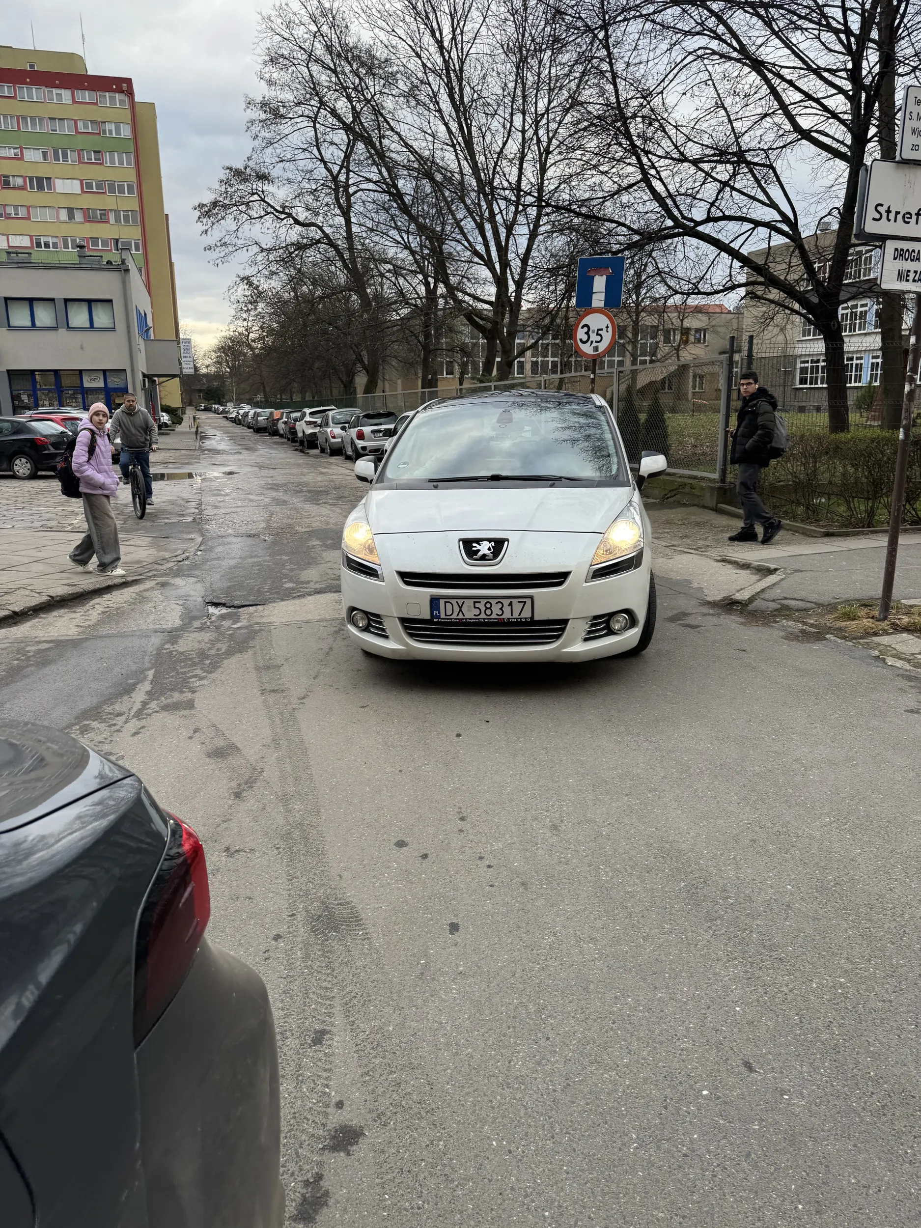 Nie wychowane ludzkie śmietniki cofaja na Ciebie , a pozniej jeszcze maja pretensje i groża i są mocni tylko w gębie mam nadzieje, ze ktos sie kiedys na Tobie tak jak Ty na innych zrzyga