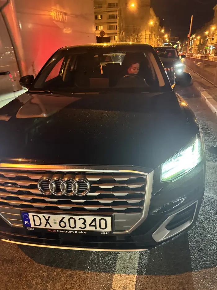 Kobieta stoi na srodku drogi i powoduje zagrozenie, ma problem gdy jej cos powiesz, strach sie bac, prawo jazdy w chipsach?