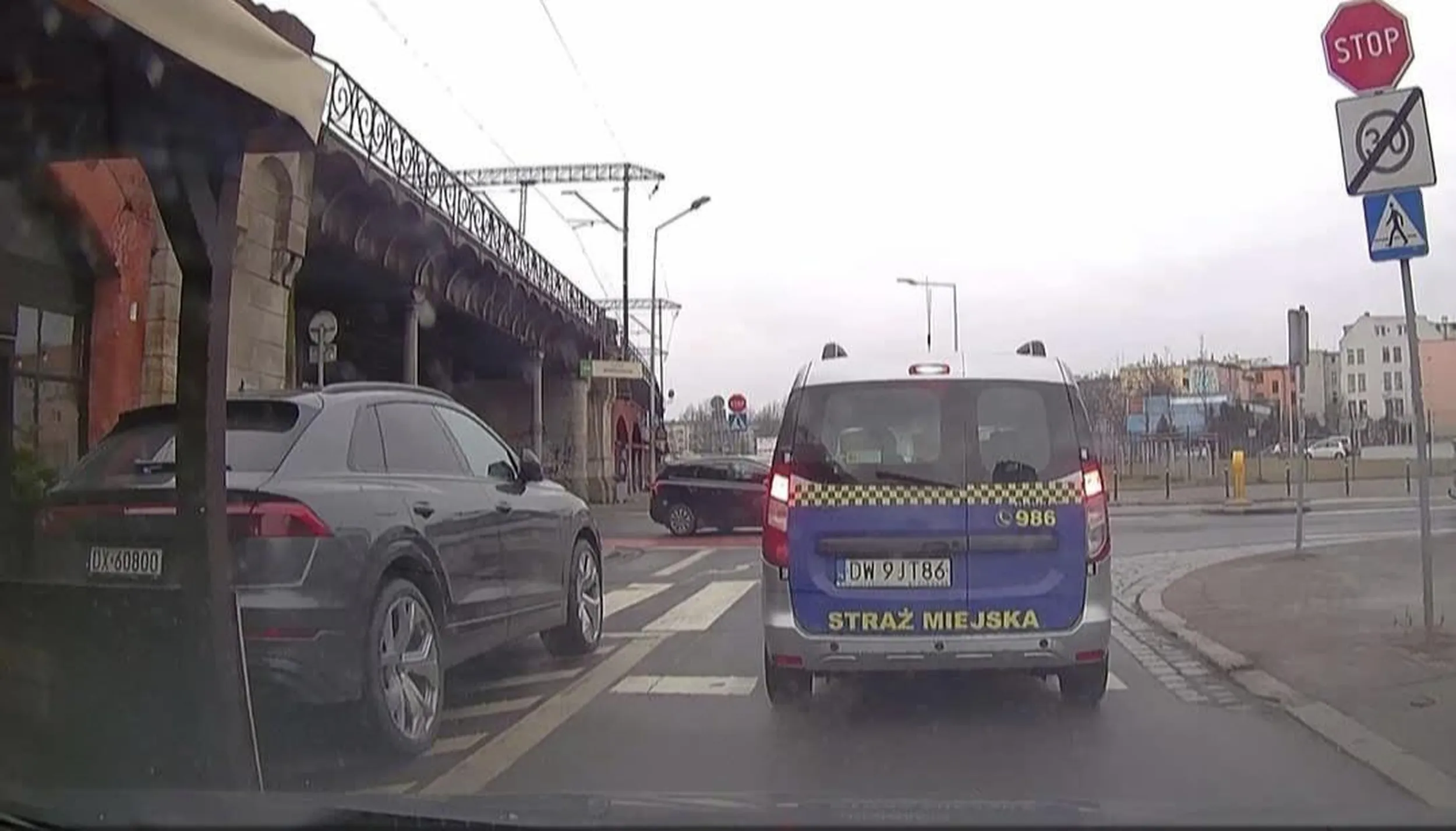 Parkowanie Audi Q8 na przestrzeni wyłączonej z ruchu, na przejściu dla pieszych i w odległości mniejszej niż 10m od skrzyżowania. Wrocław Nasypowa.