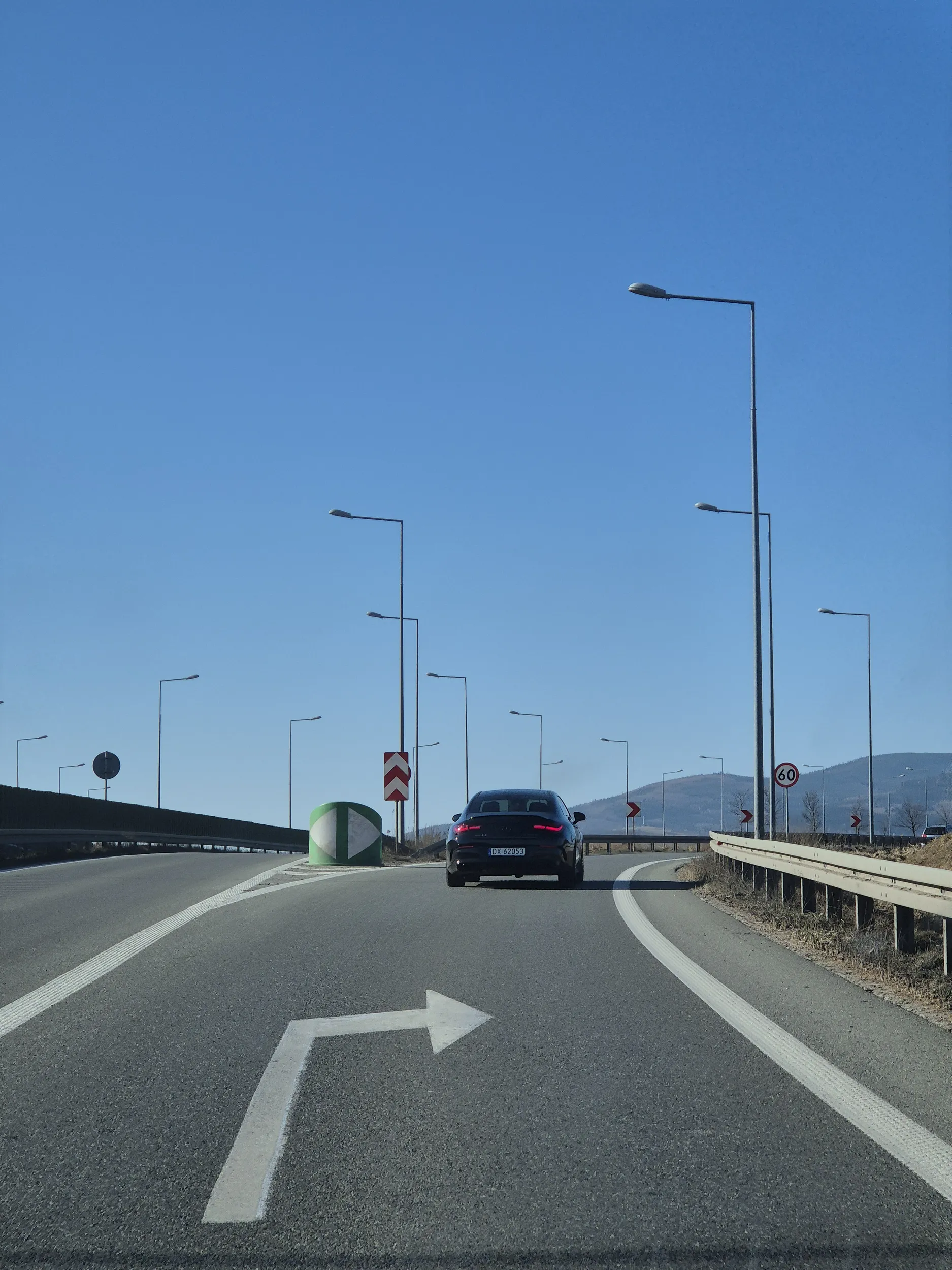 Co za dramatyczny kierowca. Najpierw siedział na zderzaku prawidłowo jadącego samochodu, który poruszał się z najwyższą dopuszczalną prędkością, następnie wyprzedził go pasem do jazdy na wprost, żeby zaraz wjechać przed niego na pas do zjechania w prawo na drogę ekspresową.. za moment rzecz jasna wystrzelił jak z procy na drodze ekspresowej jadąc z szybkością jakieś 170-180 km/h.. człowieku, nie jeździj tak, bo to oznakq strasznego wieśniactwa, a to wstyd być takim burakiem.