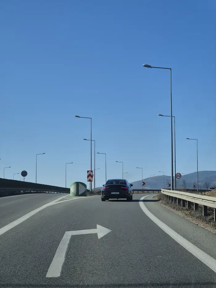 Co za dramatyczny kierowca. Najpierw siedział na zderzaku prawidłowo jadącego samochodu, który poruszał się z najwyższą dopuszczalną prędkością, następnie wyprzedził go pasem do jazdy na wprost, żeby zaraz wjechać przed niego na pas do zjechania w prawo na drogę ekspresową.. za moment rzecz jasna wystrzelił jak z procy na drodze ekspresowej jadąc z szybkością jakieś 170-180 km/h.. człowieku, nie jeździj tak, bo to oznakq strasznego wieśniactwa, a to wstyd być takim burakiem.