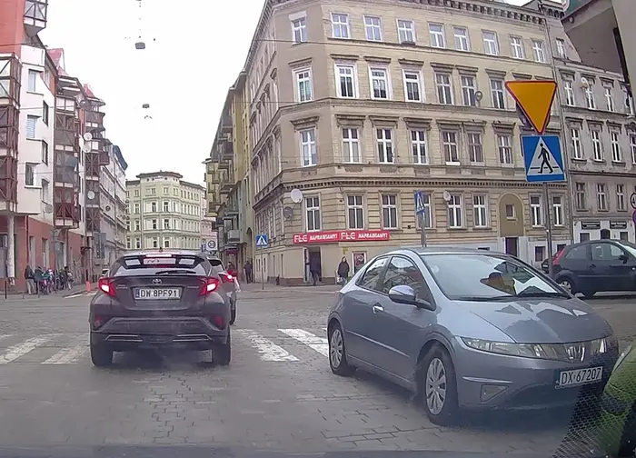 Nie parkuj przy pasach dla pieszych.