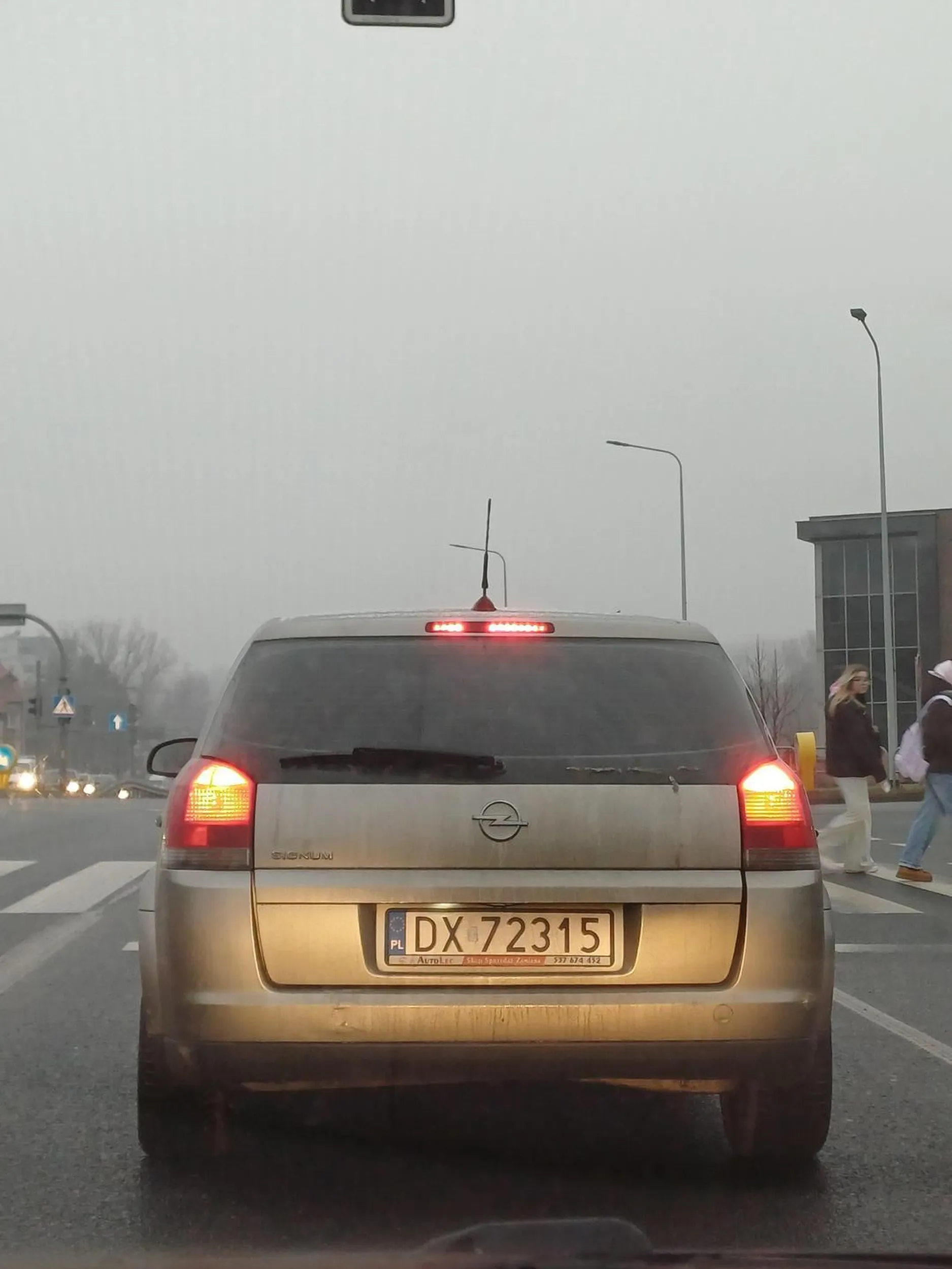 Pan bardzo miły, trzyma się dupy. Po moim ostrzeżeniu hamulcem, aby zaczął trzymać odstęp, próbuje mnie wyhamować na obwodnicy, a za mną sporo aut. Po mojej ucieczce na lewy pas próbował zajechać mi drogę, co również mu się nie udało. Mam nadzieję, że Pan nauczy się jeździć i zachowywać odstęp.