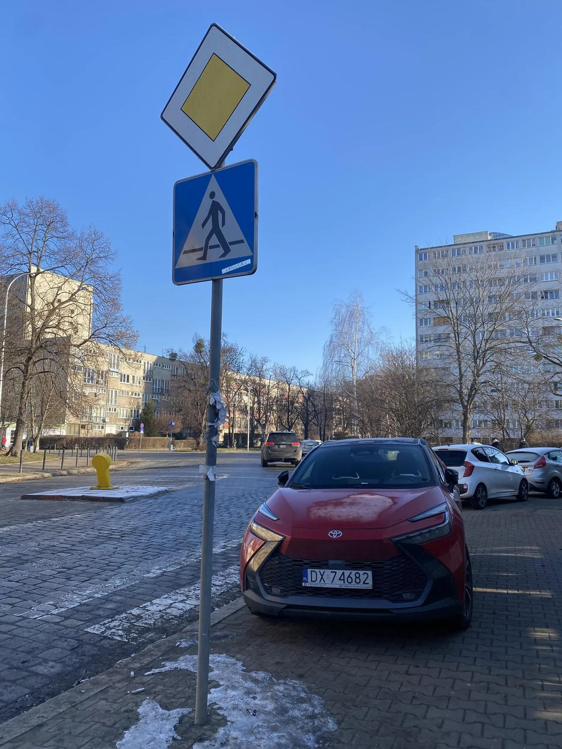 Niefajnie tak parkować na przejściu dla pieszych - mam nadzieję, że zanim odjedziesz to zdąży dojechać straż miejska.