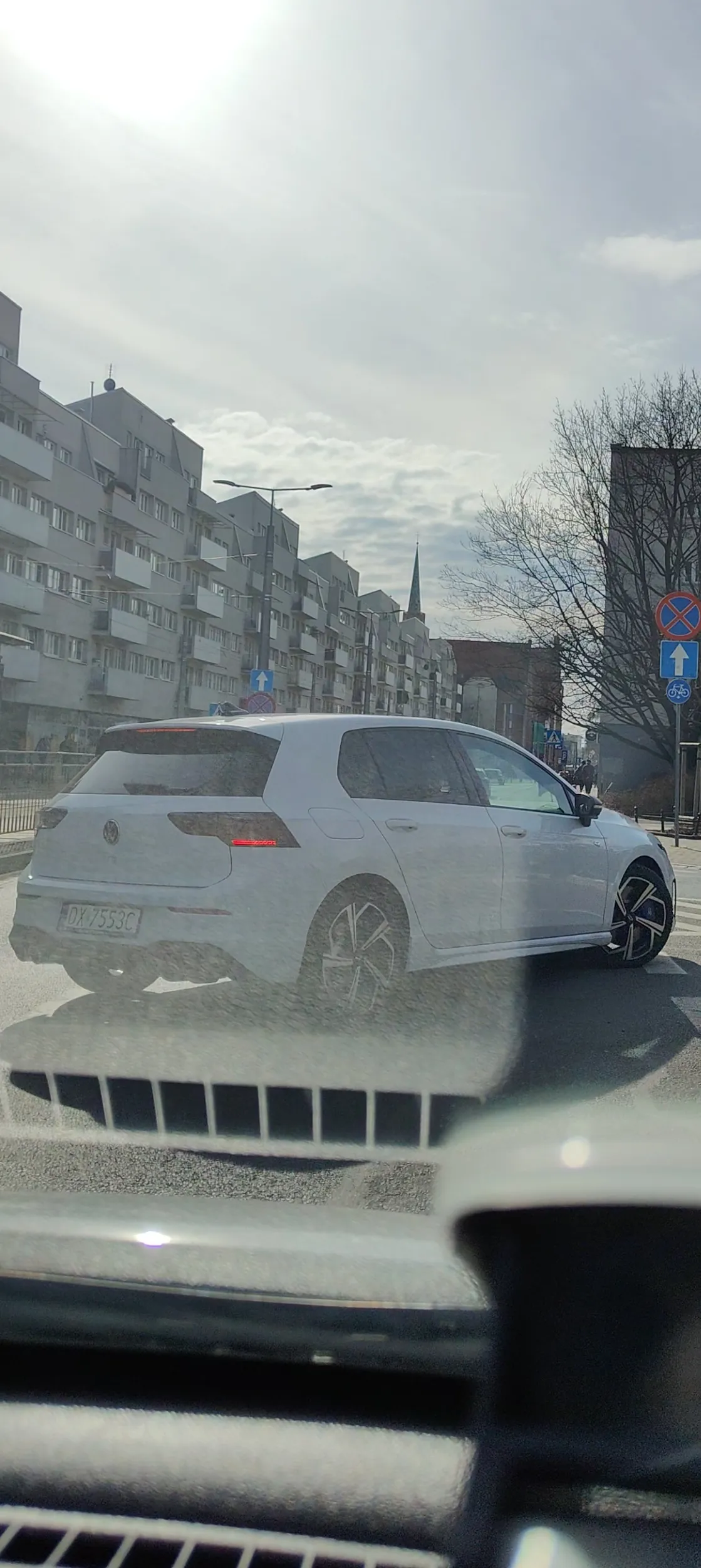 Typ co skręca z lewego pasa na ulicę po prawej stronie zajeżdżając drogę innym poruszającym się po prawym pasie...