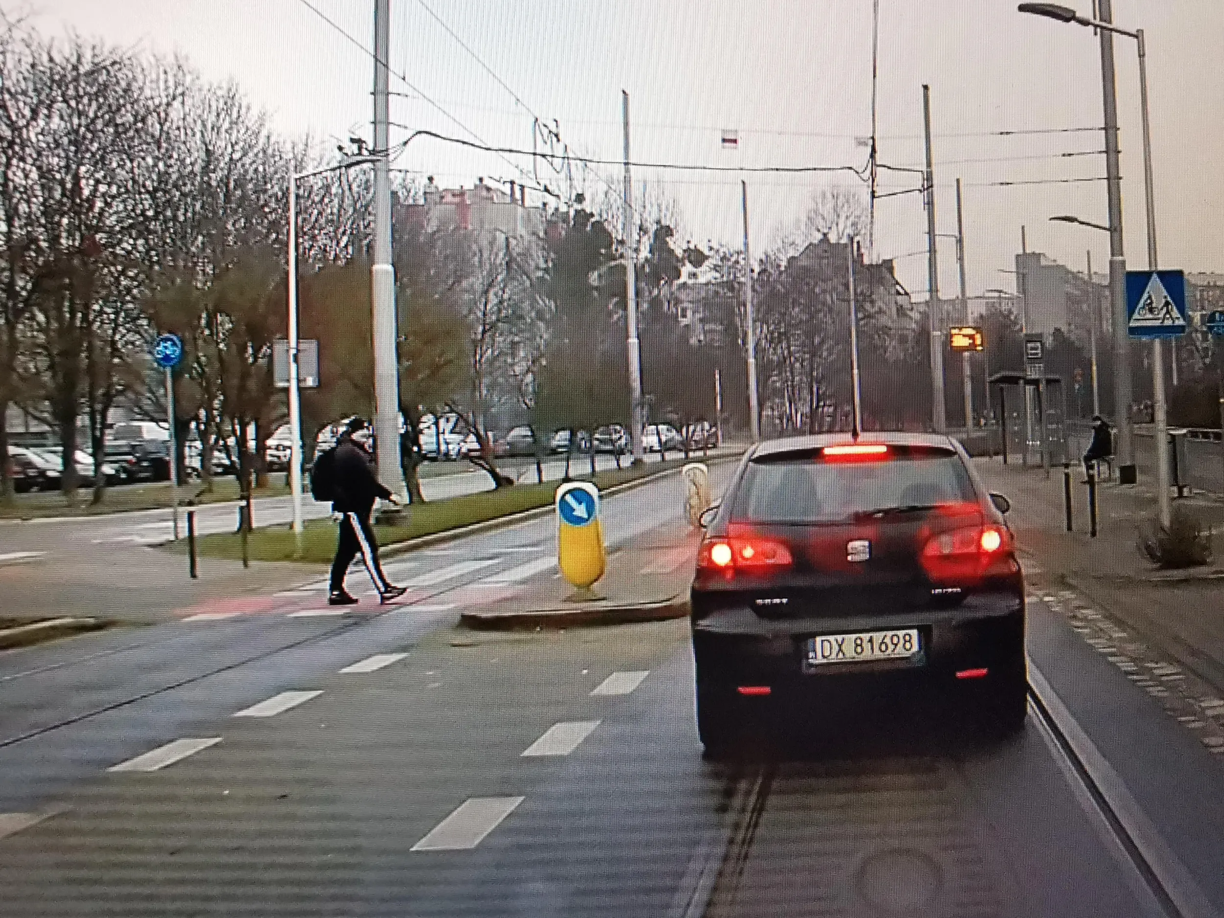 Rozumiem być miłym dla innych użytkowników drogie, ale babo!!!! On nawet nie był na pierwszej części pasów, a ty hamujesz 100 metrów wcześniej!!!!  Po środku wysepka jest nie bez powodu!! Wróć na naukę jazdy.