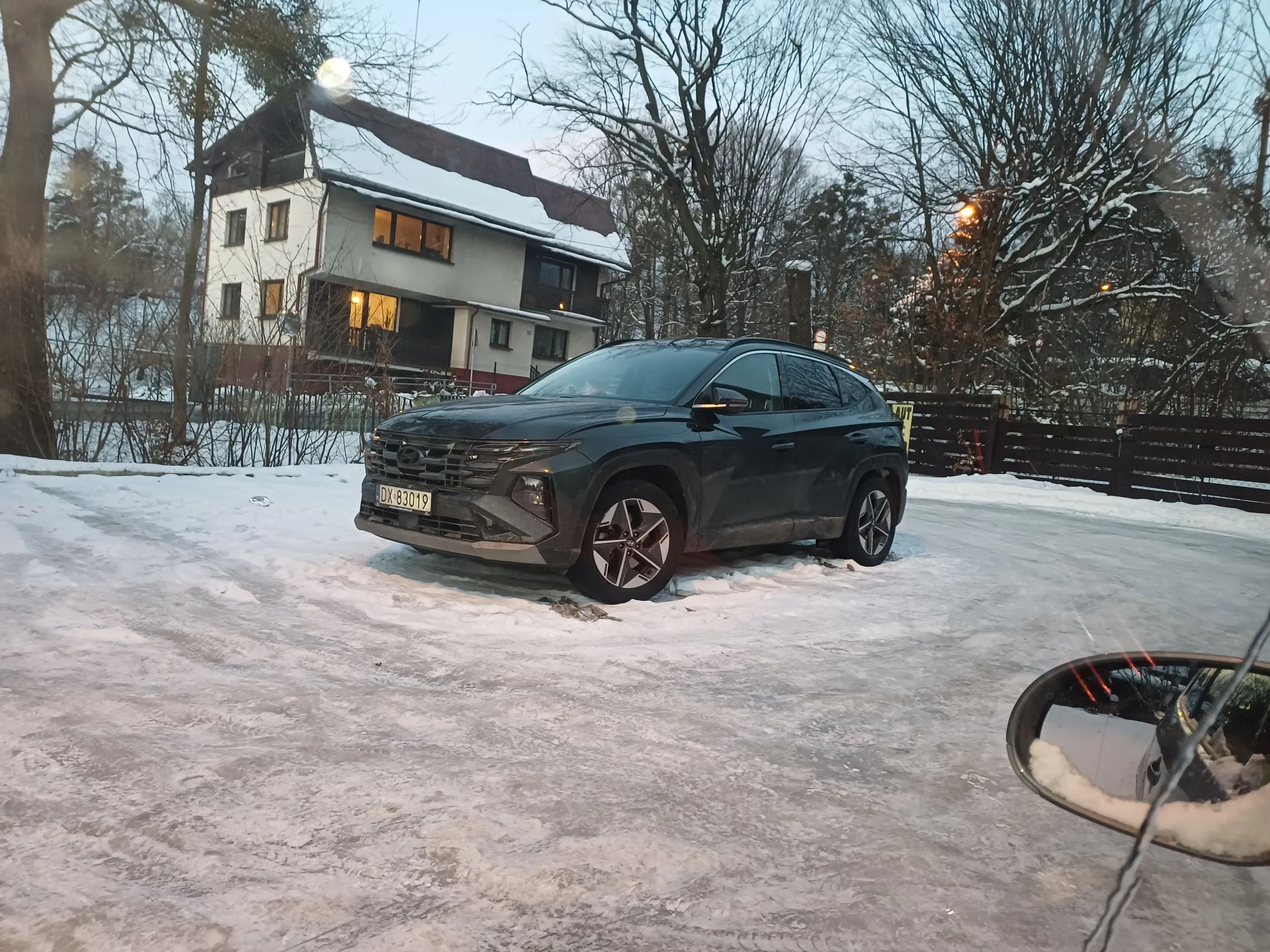 Samochód stoi na środku parkingu od rana blokując dostęp do paczkomatu inpost droga wokół niego do czyste lodowisko.