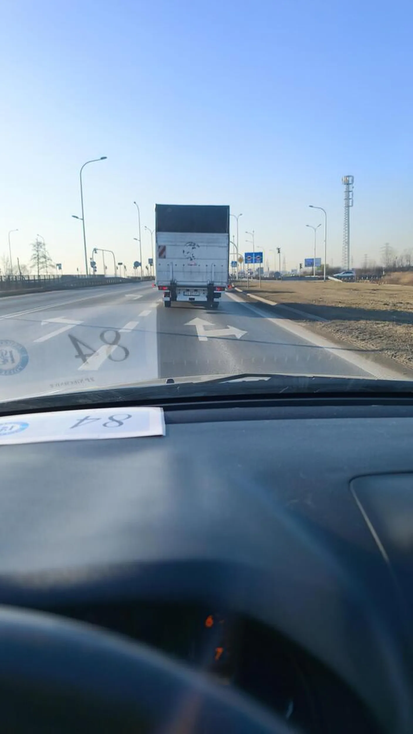 Niebezpieczna sytuacja. Na odcinku na WOW Siechnice - Zacharzyce , bus przyspieszał kiedy próbowałem się włączyć do ruchu z pasa do rozpędu. Odcinek ma ograniczenie prędkości do 70/h. Kierowca busa jechał dużo szybciej.Niestety musiałem ustąpić, ale sama sytuacja bardzo niebezpieczna. Sytuacja miała miejsce w 21.01.26