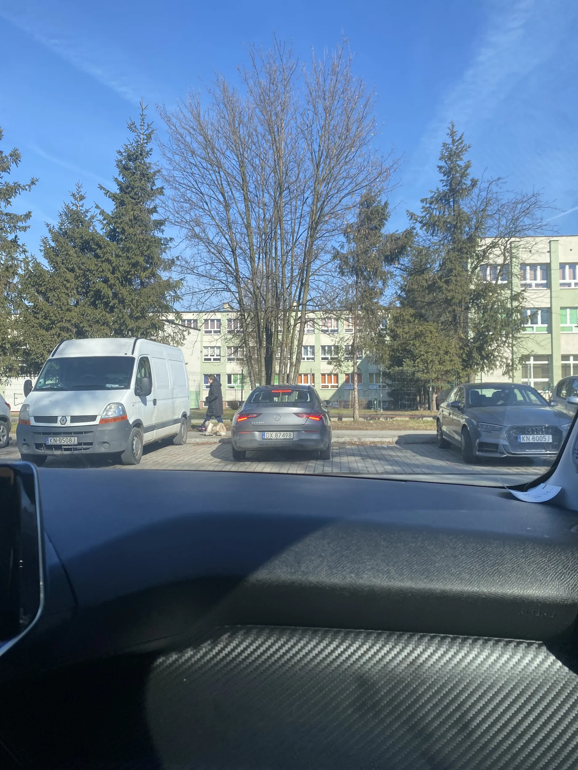 Ładne parkowanie na 2 miejscach parkingowych