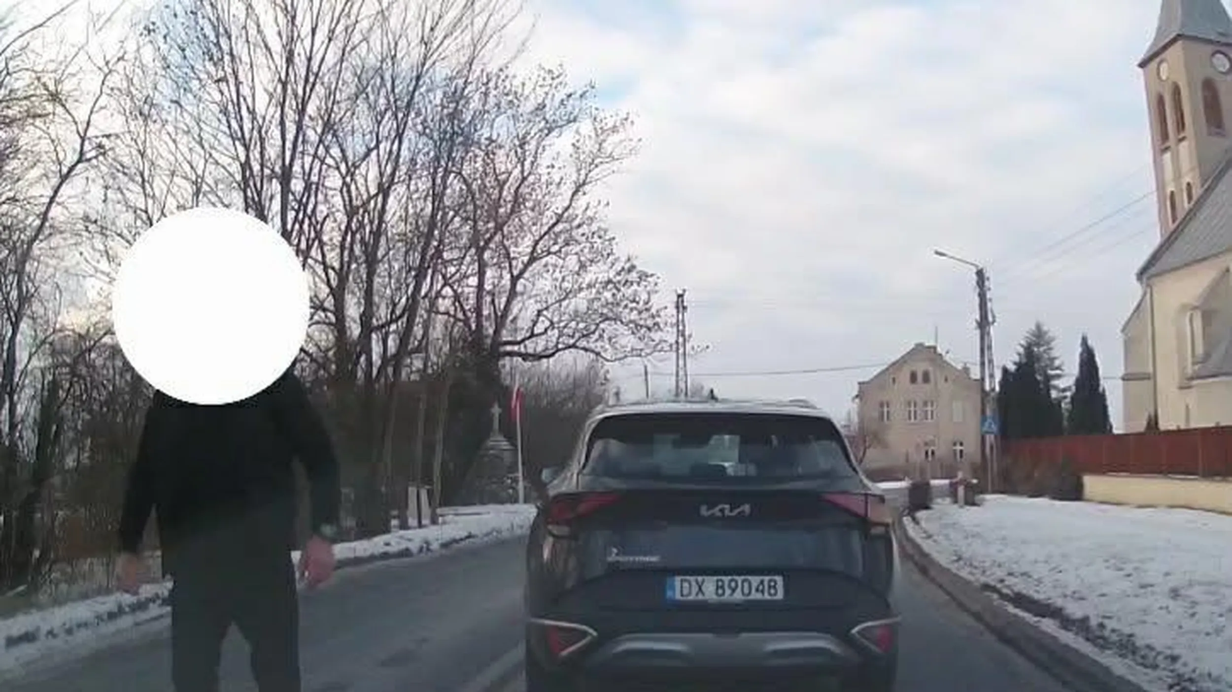 Wyprzedza na zakazach, liniach ciągłych i ograniczeniach prędkości. Zatrzymuje się na środku drogi, próbuje otworzyć drzwi mojego auta, stosując przy tym groźby karalne. Święcie przekonany o słuszności swoich bandyckich wybryków. Może kiedyś pojmie, że wyprzedzanie to nie przywilej, a możliwość wynikająca z przepisów ruchu drogowego. Przekraczanie prędkości i linii ciągłej nie upoważniają do niego. Choć ma już zmarszczki na twarzy, musi jeszcze dorosnąć żeby pojąć zasady bezpiecznej jazdy samochodem, która nie stwarza zagrożenia dla innych.