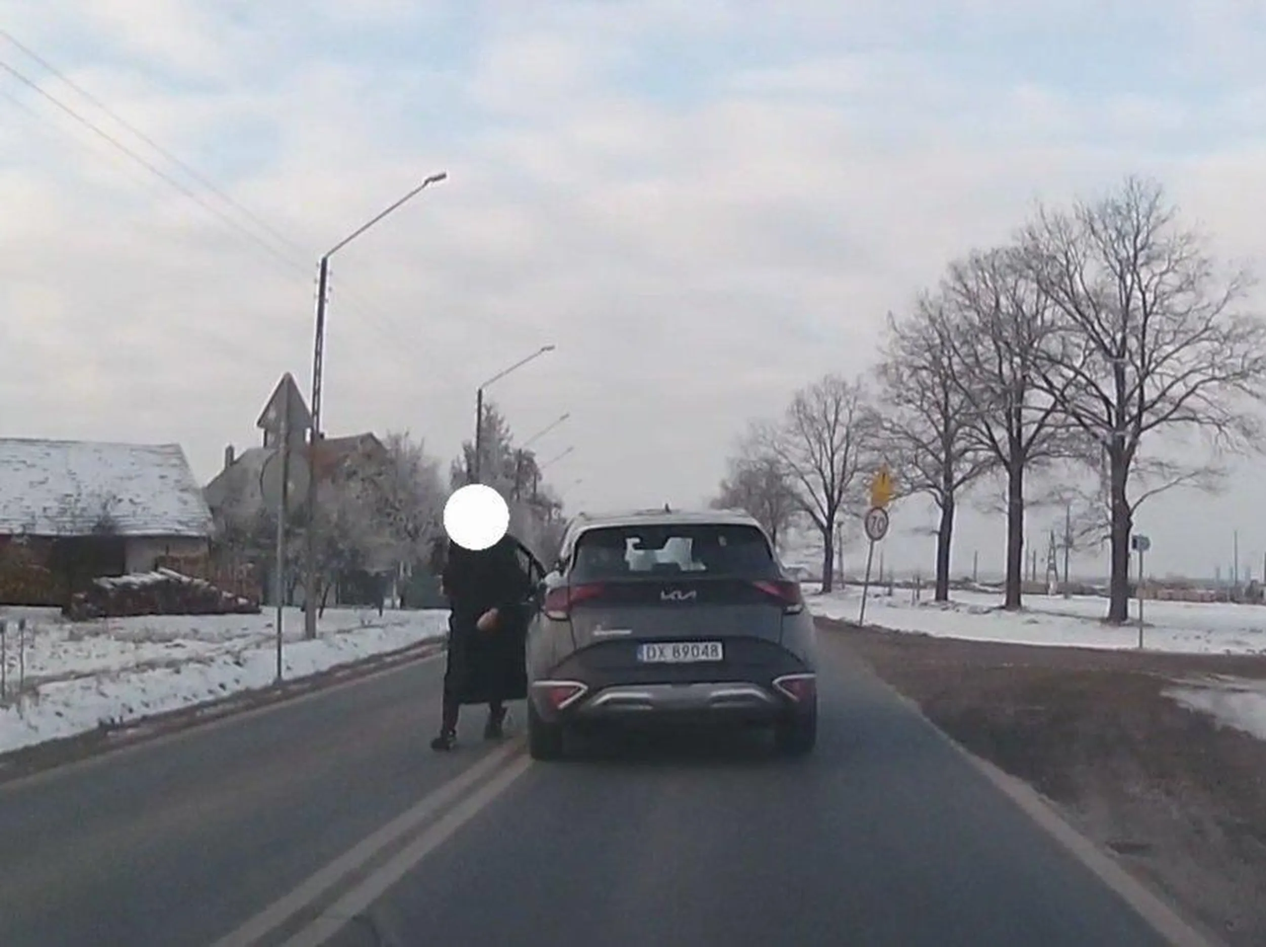 Wyprzedza na zakazach, liniach ciągłych i ograniczeniach prędkości. Zatrzymuje się na środku drogi, próbuje otworzyć drzwi mojego auta, stosując przy tym groźby karalne. Święcie przekonany o słuszności swoich bandyckich wybryków. Może kiedyś pojmie, że wyprzedzanie to nie przywilej, a możliwość wynikająca z przepisów ruchu drogowego. Przekraczanie prędkości i linii ciągłej nie upoważniają do niego. Choć ma już zmarszczki na twarzy, musi jeszcze dorosnąć żeby pojąć zasady bezpiecznej jazdy samochodem, która nie stwarza zagrożenia dla innych.