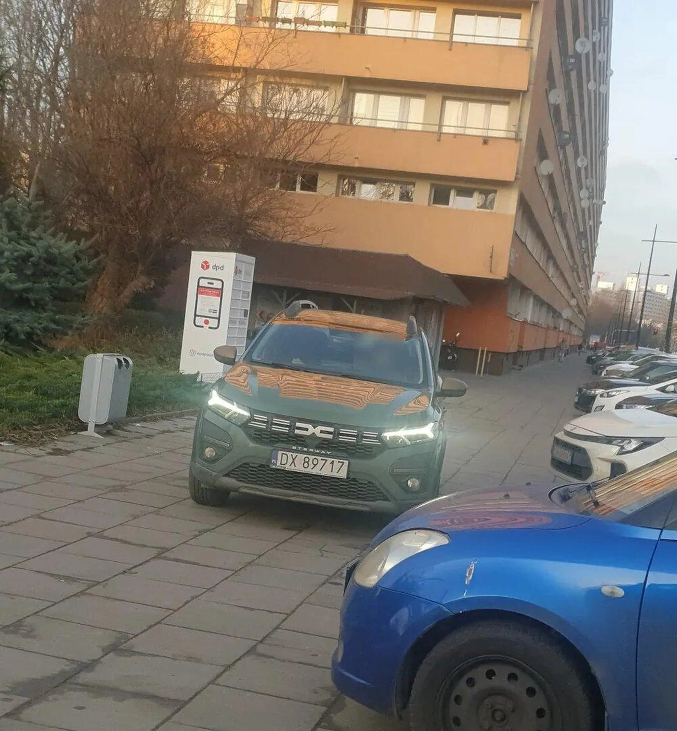 Kiedy postawili paczkomat i musi do niego dojechać nie tylko kurier ale też klientela. Bo z buta w pantofelkach nie będzie damulka szła 10 metrów. Jak zwykle Sztabowa i Drukarska. Zgłoszona za jazdę po chodniku.