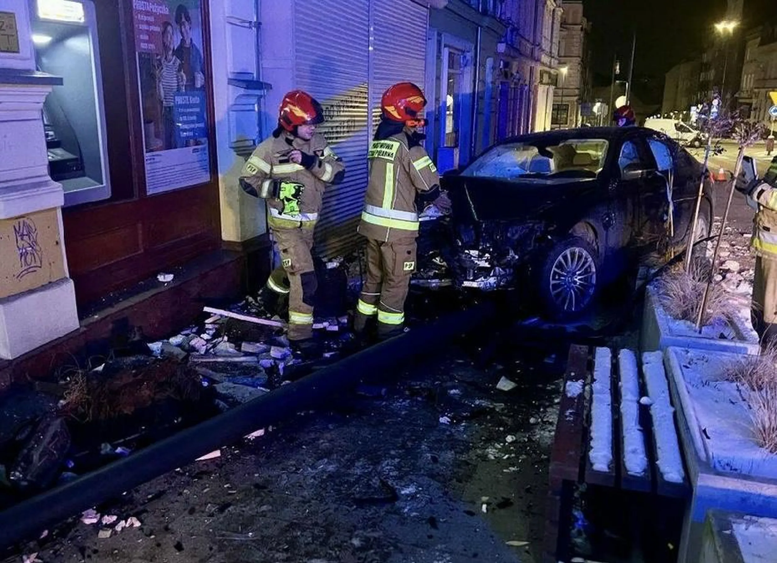 Kierowca zaparkował na cementowej donicy i lekko ją uszkodził tak samo latarnia