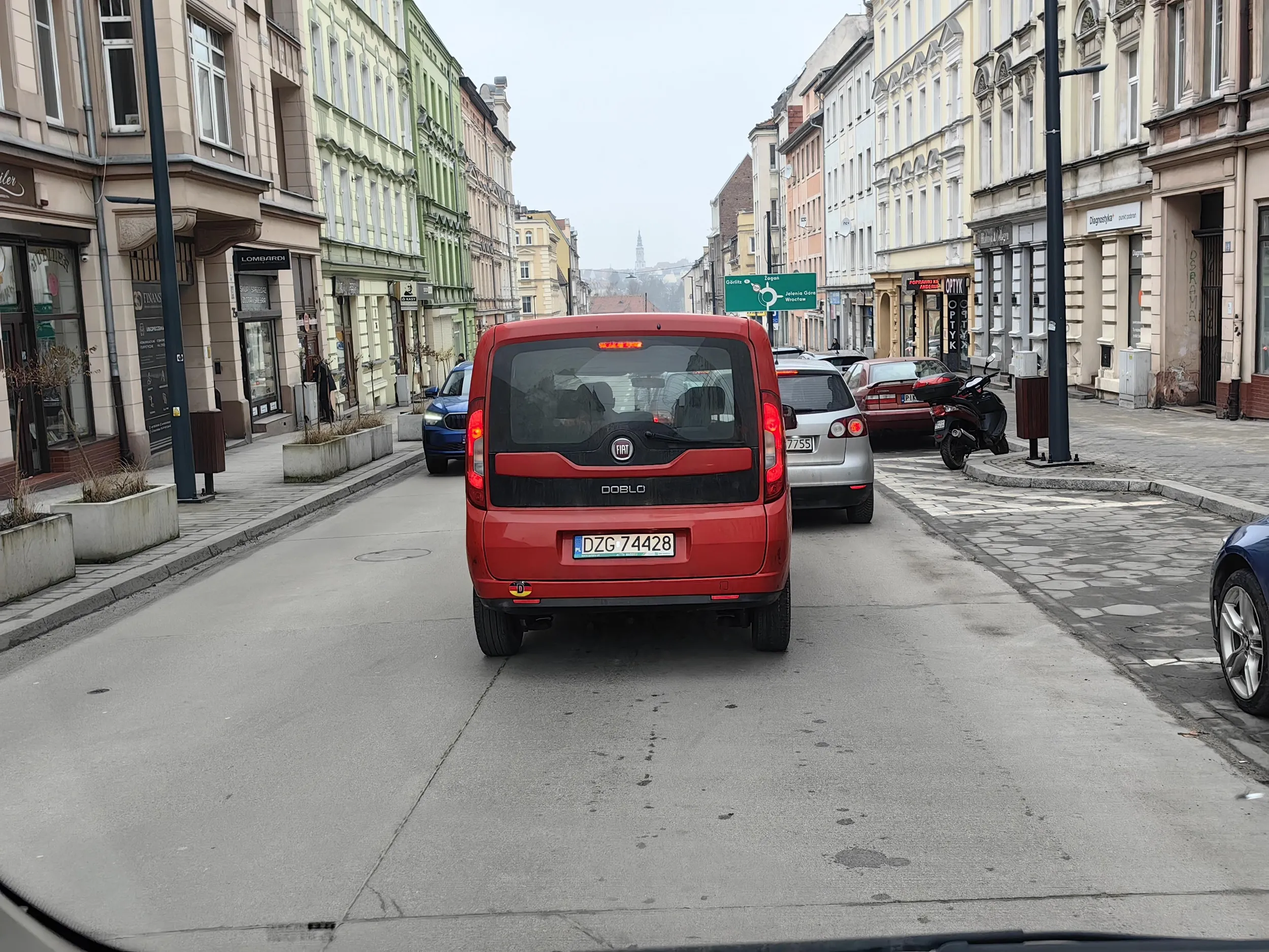 Proponuję kurs nauki jazdy. Stoisz w korku na środku drogi, co ci to daje poza utrudnianiem jazdy tym co jadą z na przeciwka??