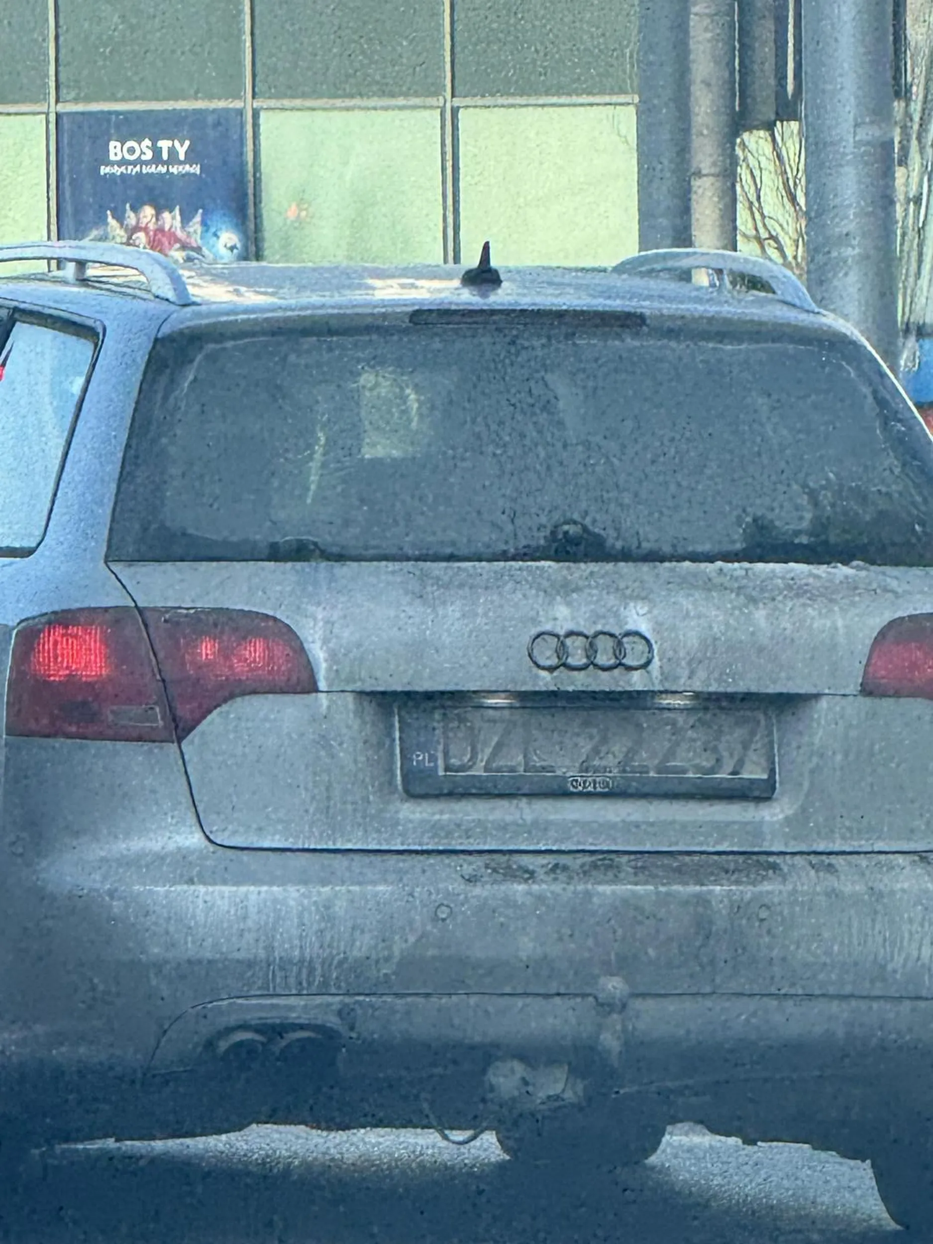 Ziomek się zatrzymuje w środku pasów , żeby…odebrać kolegę