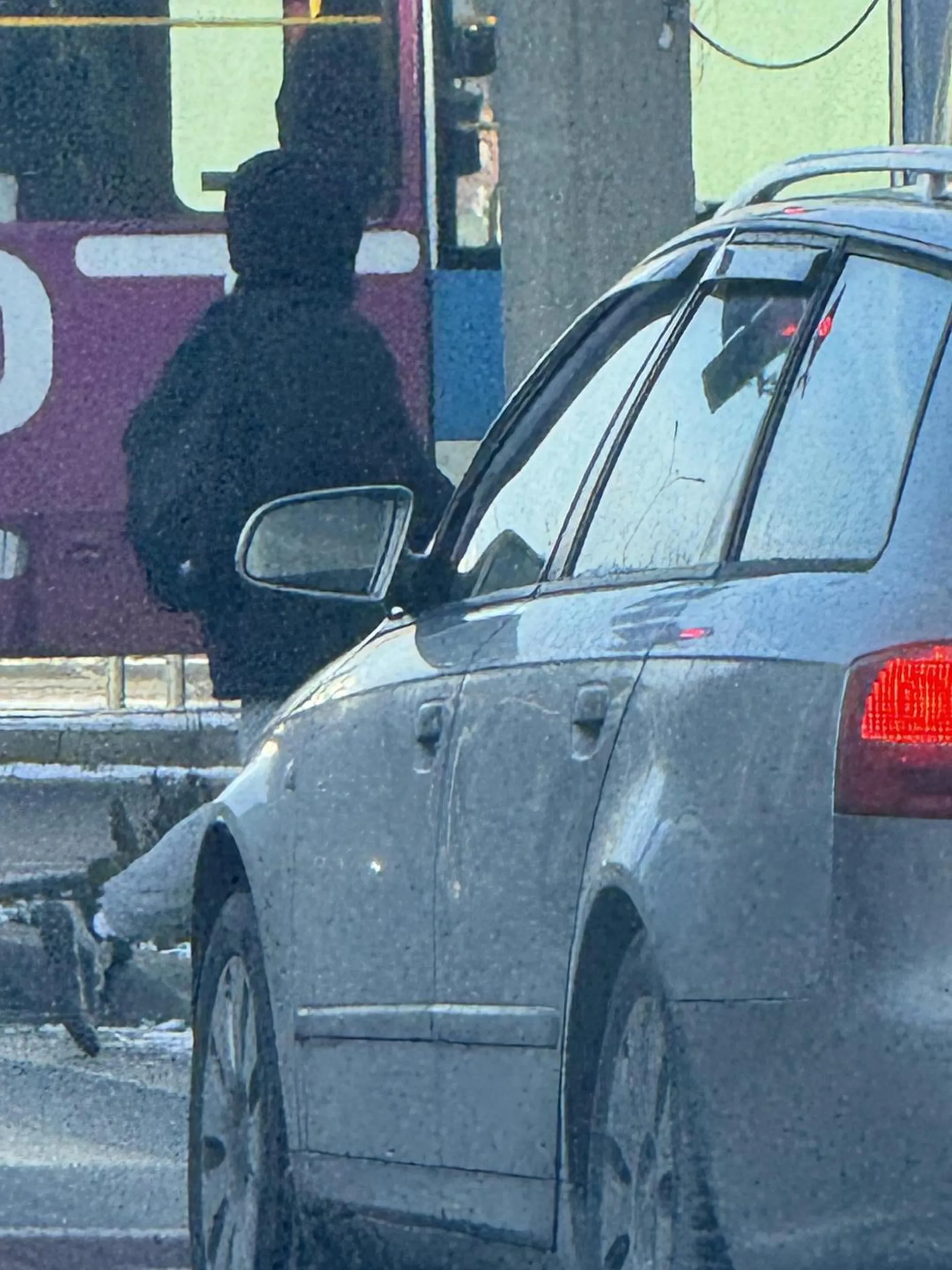 Ziomek się zatrzymuje w środku pasów , żeby…odebrać kolegę