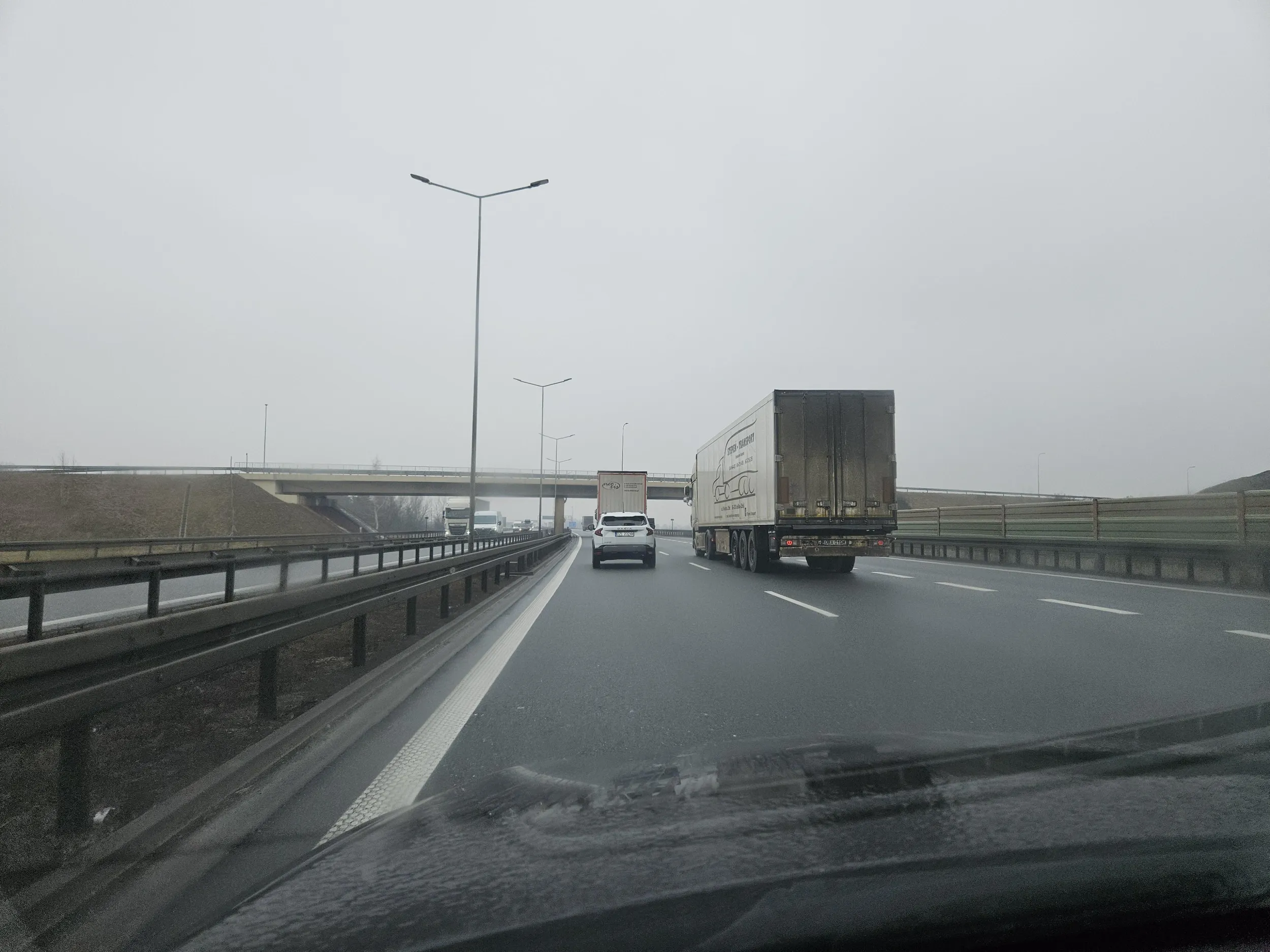 Szkoda ze sie jasnie panu nie chce odsniezyc dachu i ludzie jadacy za nim co chwile dostaja w łeb oderwanymi kawałkami lodu.