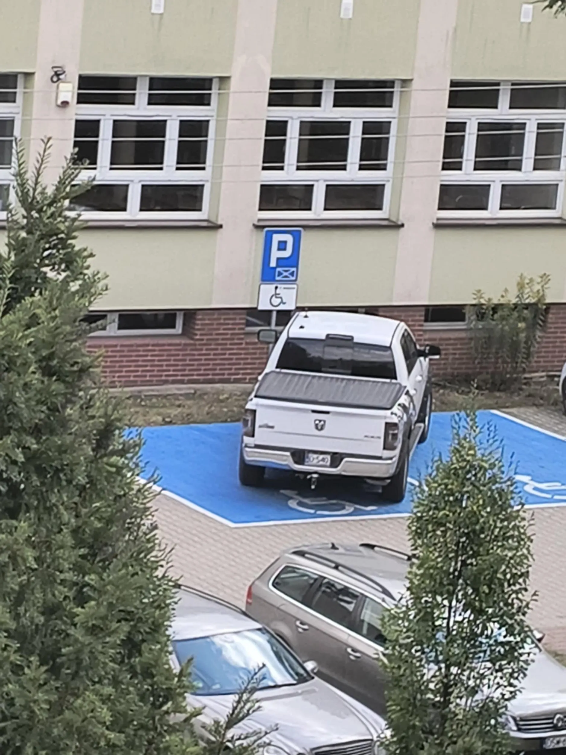 Po co kupować tak duży samochód i zajmować dwa miejsca na dodatek dla inwalidów. PRZESADA!!!!!!